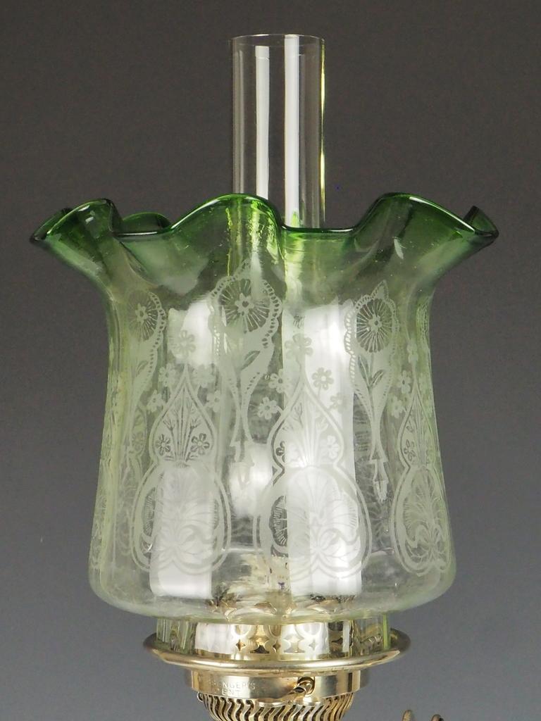Lampada ad olio vittoriana placcata in argento con paralume originale verde inciso In condizioni buone in vendita a Lincoln, GB