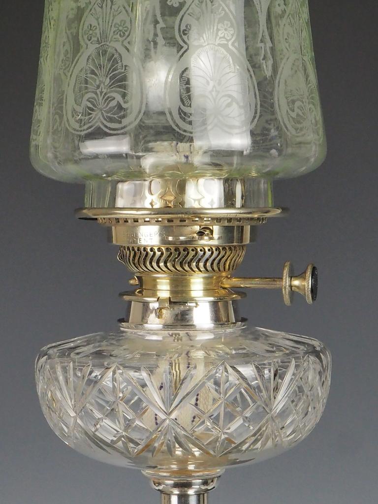 XIX secolo Lampada ad olio vittoriana placcata in argento con paralume originale verde inciso in vendita