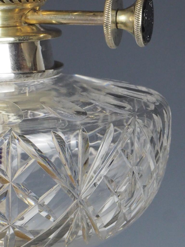 Placcato argento Lampada ad olio vittoriana placcata in argento con paralume originale verde inciso in vendita