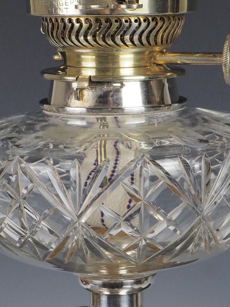 Lampada ad olio vittoriana placcata in argento con paralume originale verde inciso in vendita 1