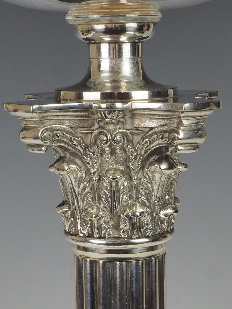 Lampada ad olio vittoriana placcata in argento con paralume originale verde inciso in vendita 2