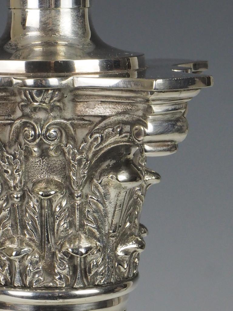 Lampada ad olio vittoriana placcata in argento con paralume originale verde inciso in vendita 3