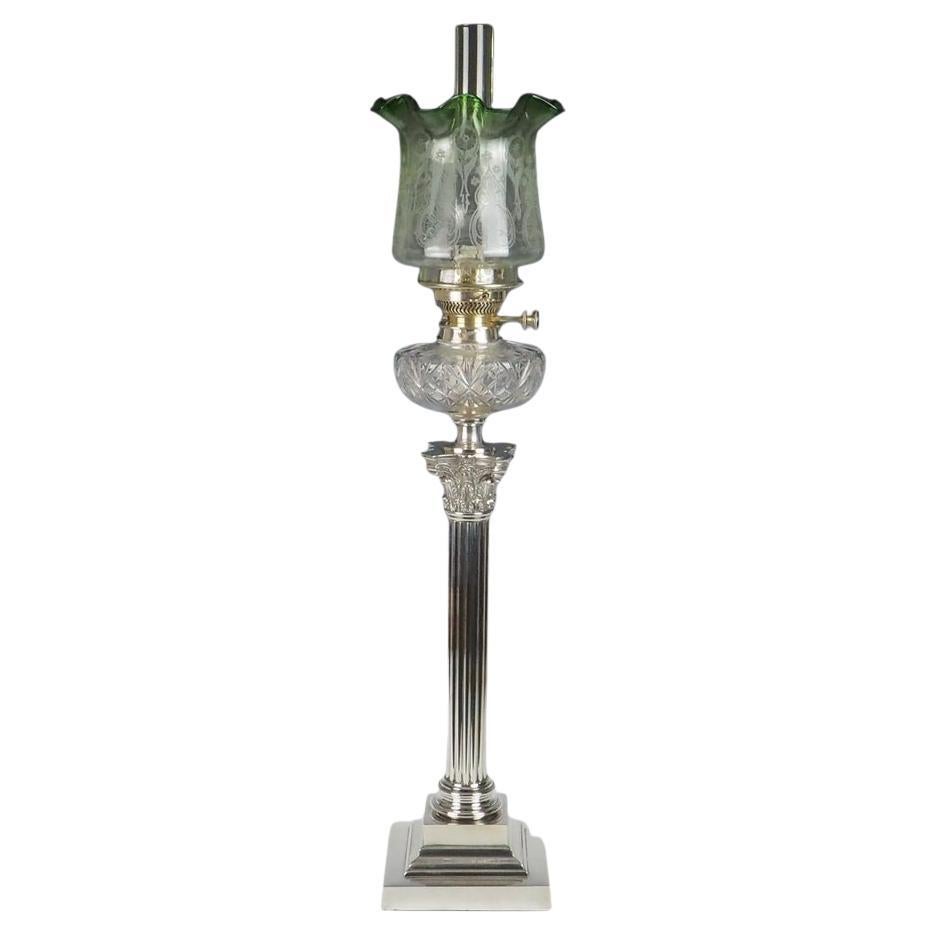 Lampada ad olio vittoriana placcata in argento con paralume originale verde inciso in vendita