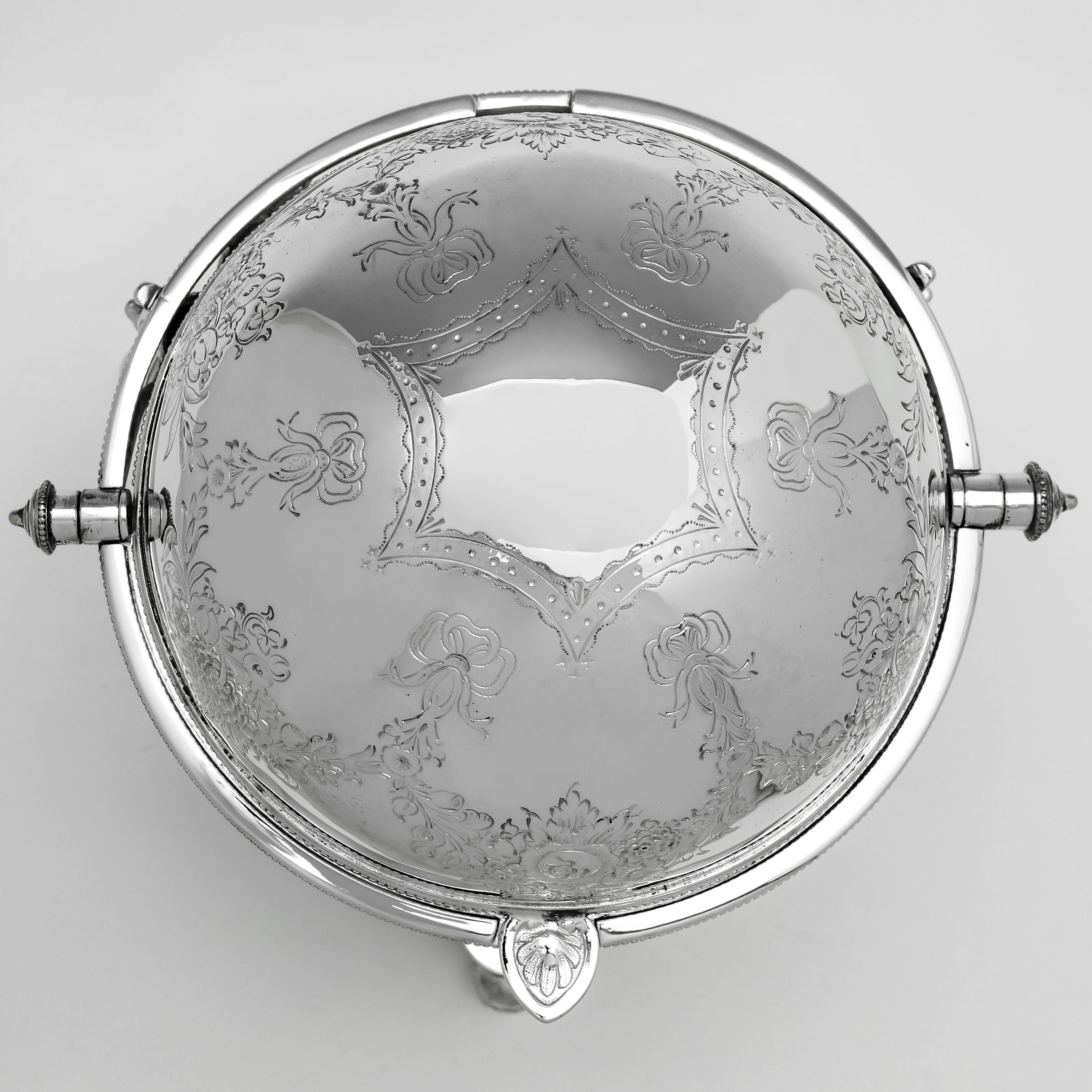 Anglais Boîte à biscuits victorienne à couvercle tournant en métal argenté, enregistrée en janvier 1870. en vente