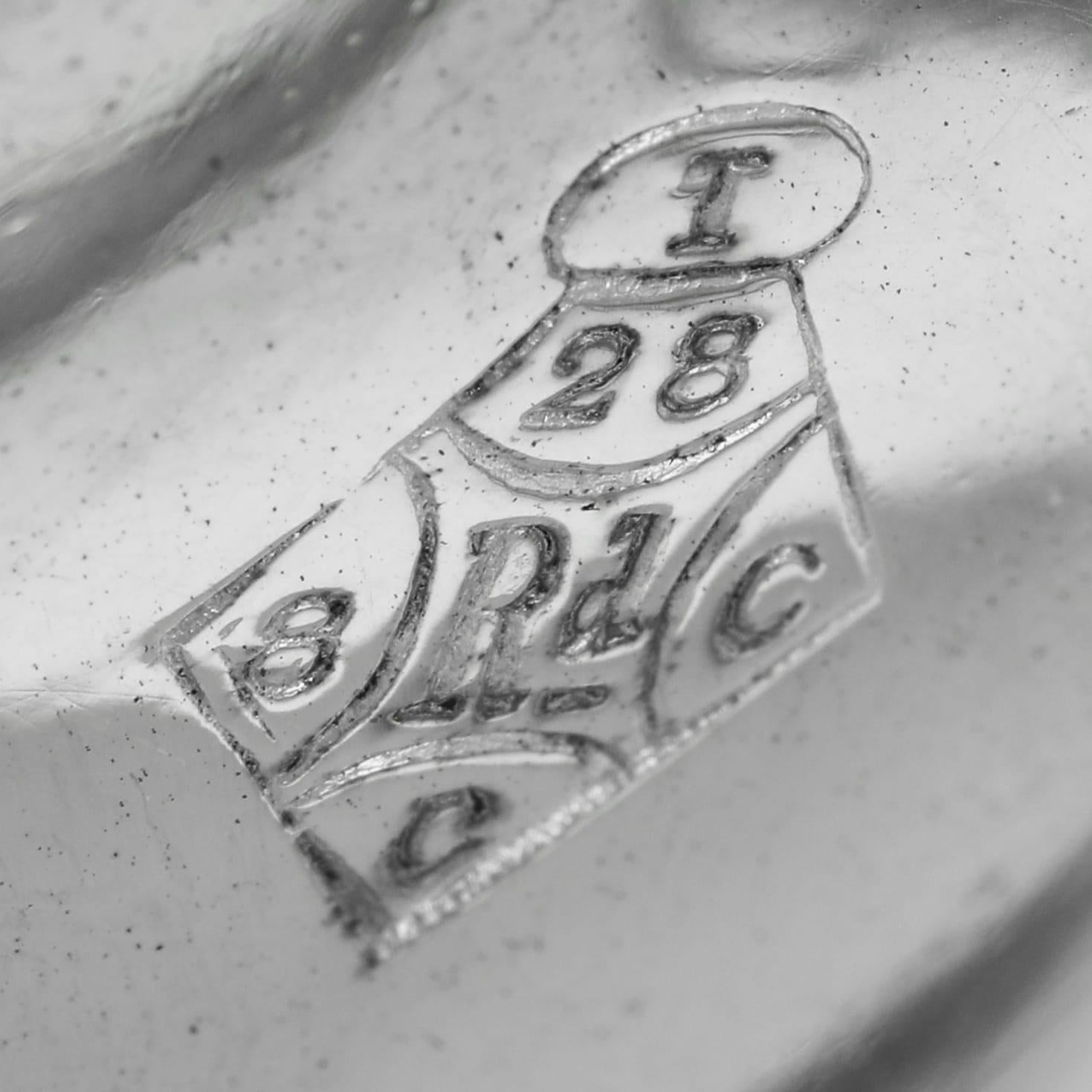 Plaqué argent Boîte à biscuits victorienne à couvercle tournant en métal argenté, enregistrée en janvier 1870. en vente