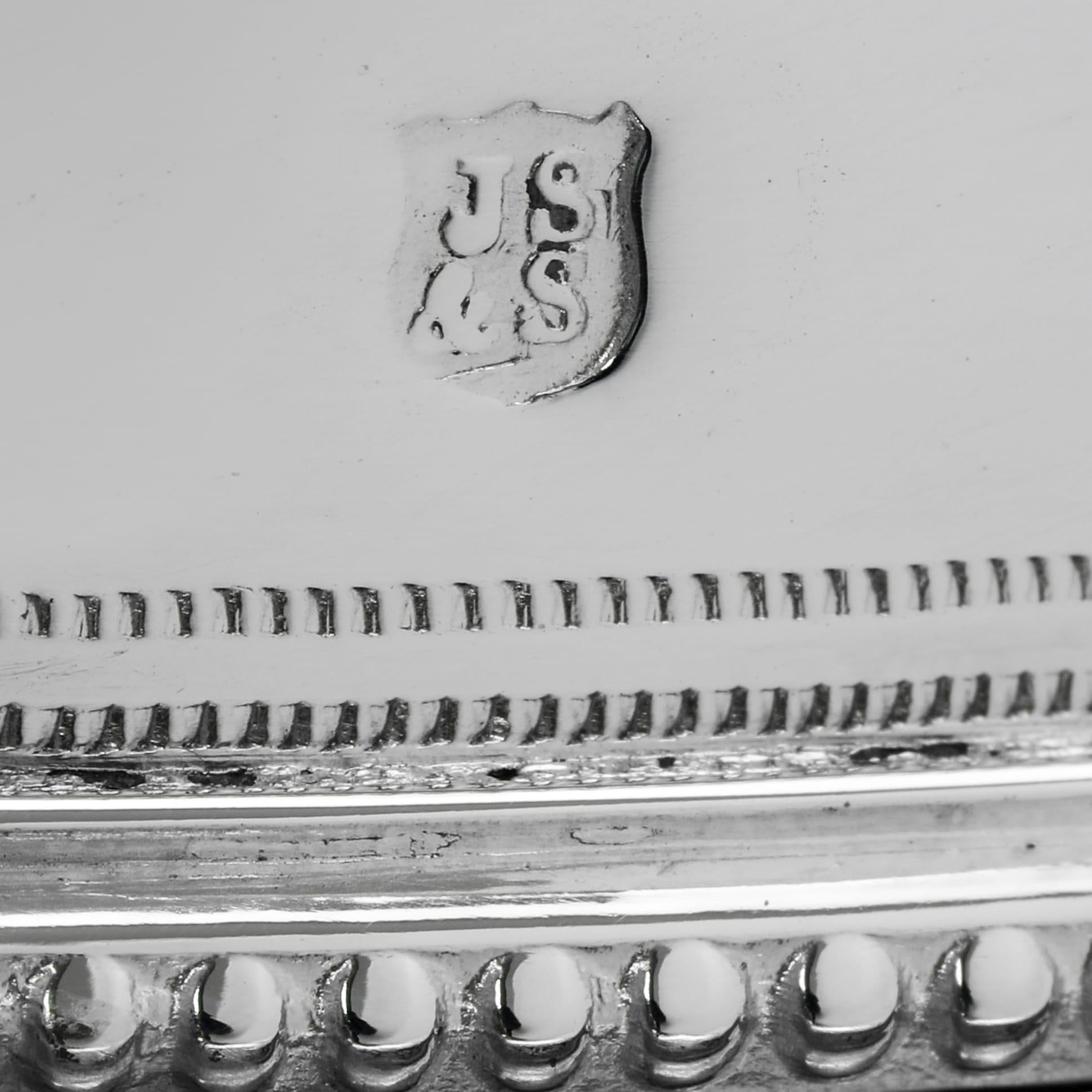 Boîte à biscuits victorienne à couvercle tournant en métal argenté, enregistrée en janvier 1870. en vente 1