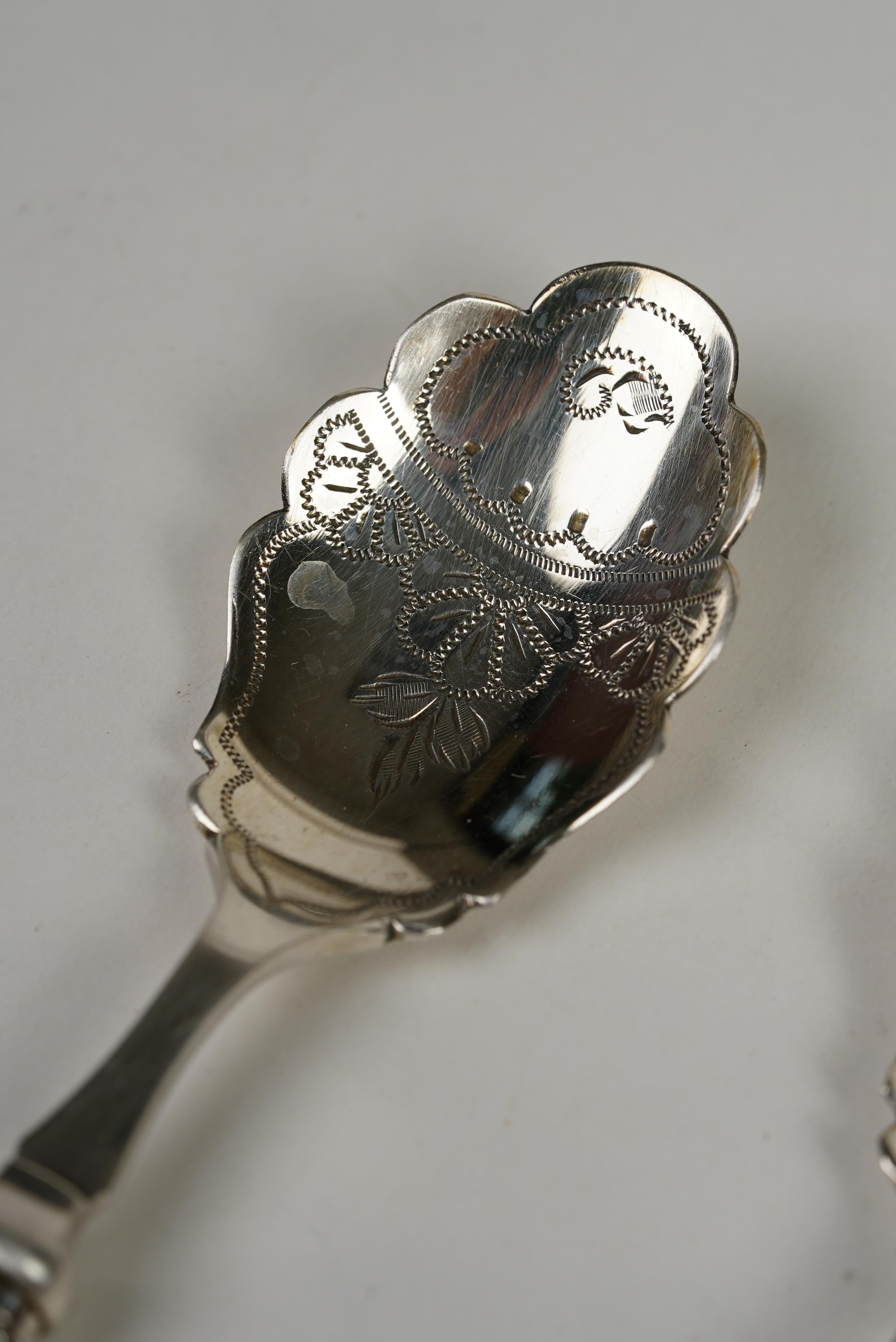 Victorian Silver-Plated Spoons with Mother-of-Pearl Handles  Set of 2 In Good Condition For Sale In Worcester Park, GB