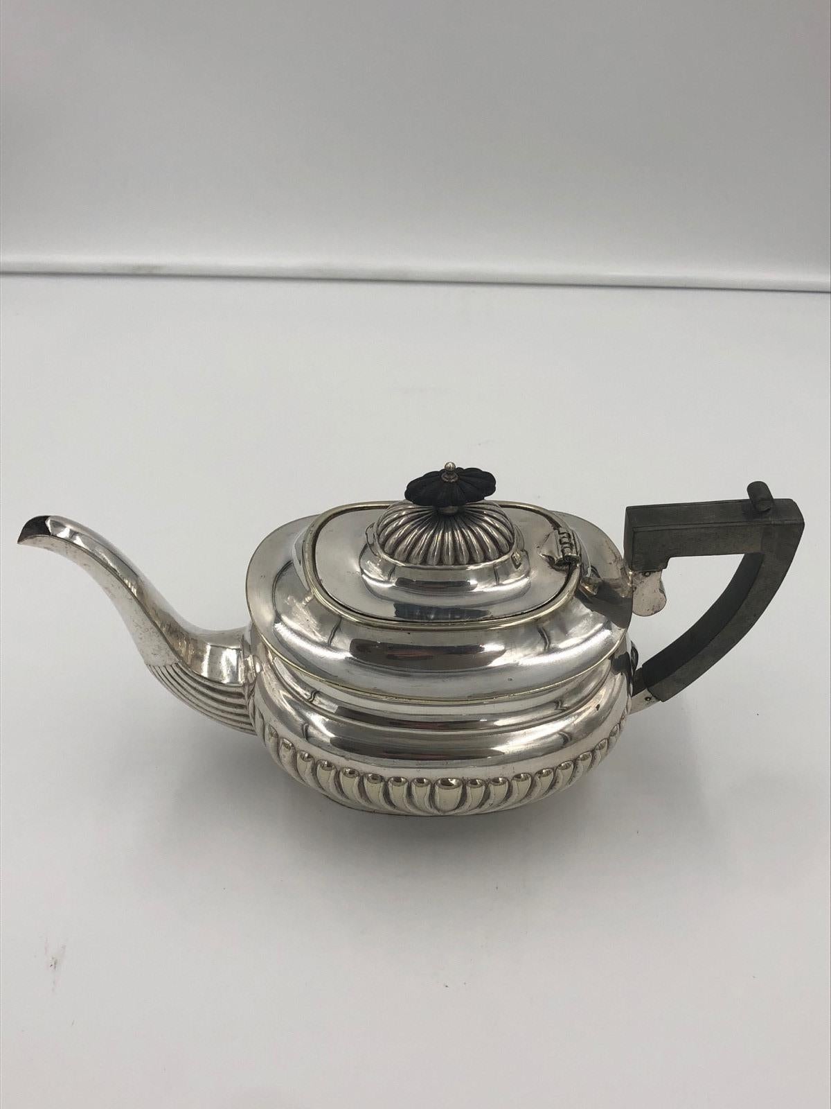 Servizio da tè in argento antico vittoriano del XIX secolo, la teiera ha il coperchio e il manico in legno nero, con un design molto decorativo. Buone condizioni d'epoca.