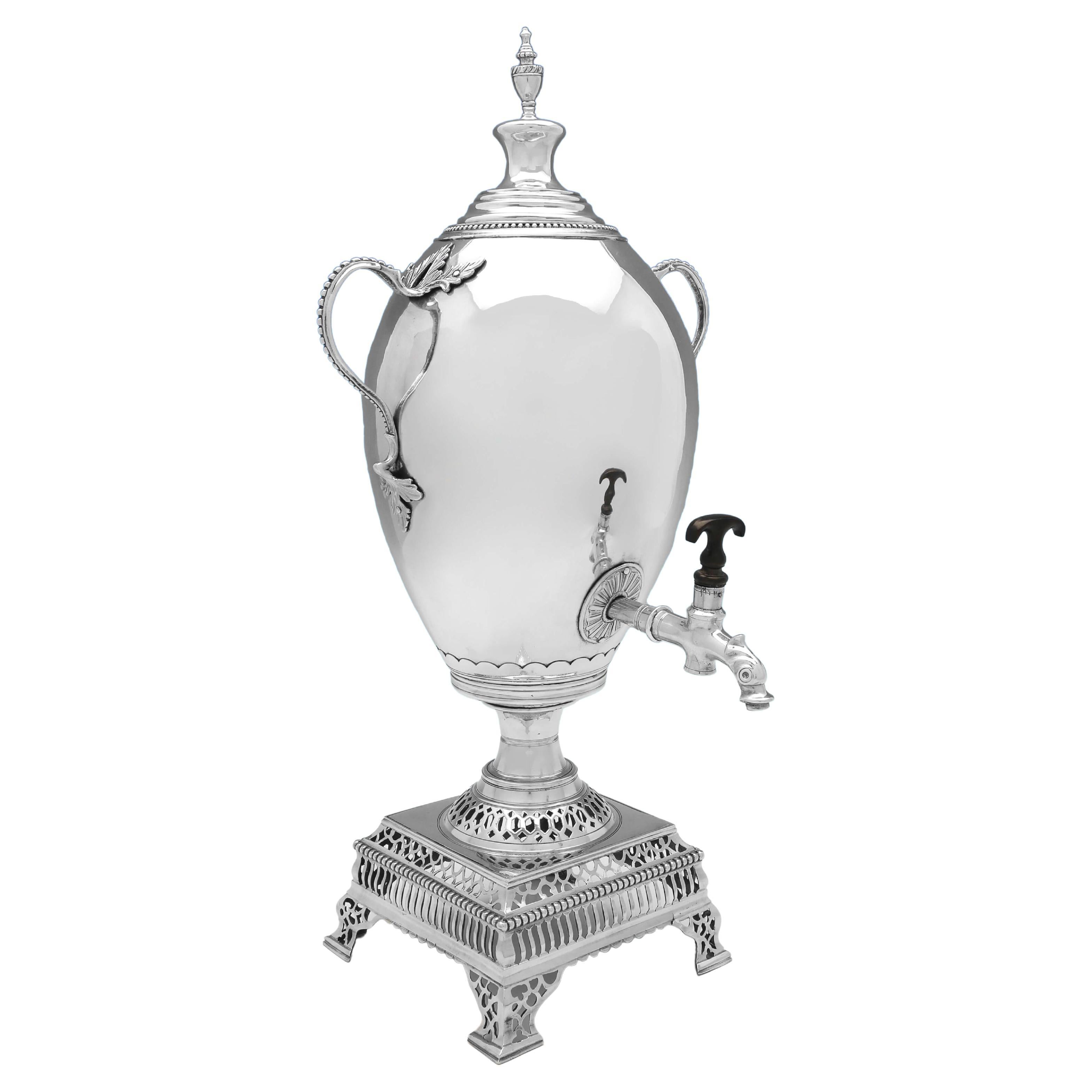 Urna de té victoriana plateada con soporte de hierro candente, hacia 1860 en venta