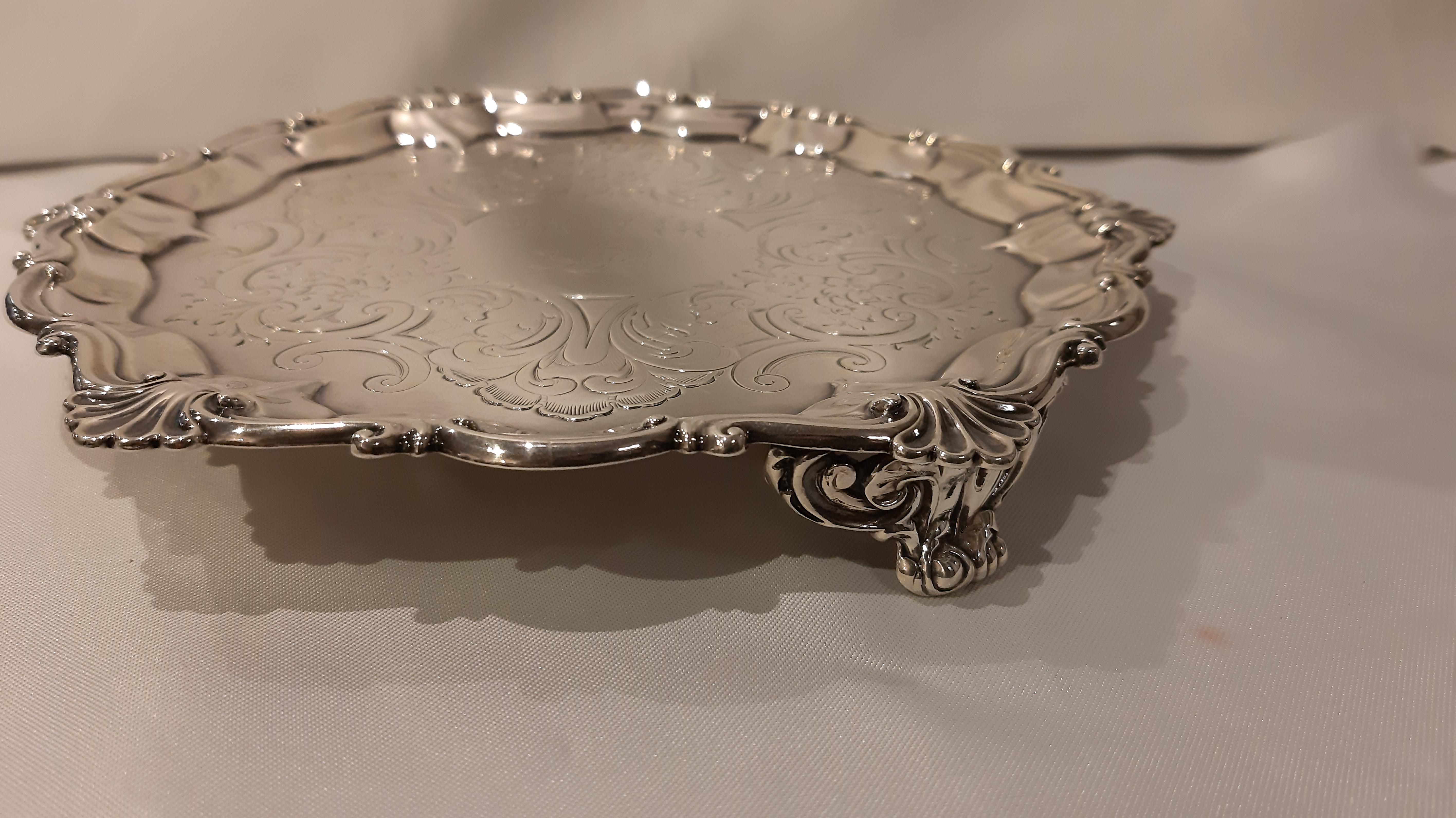 Victorian silver salver supported by feet with punches, London 1855 In Excellent Condition For Sale In roma, IT