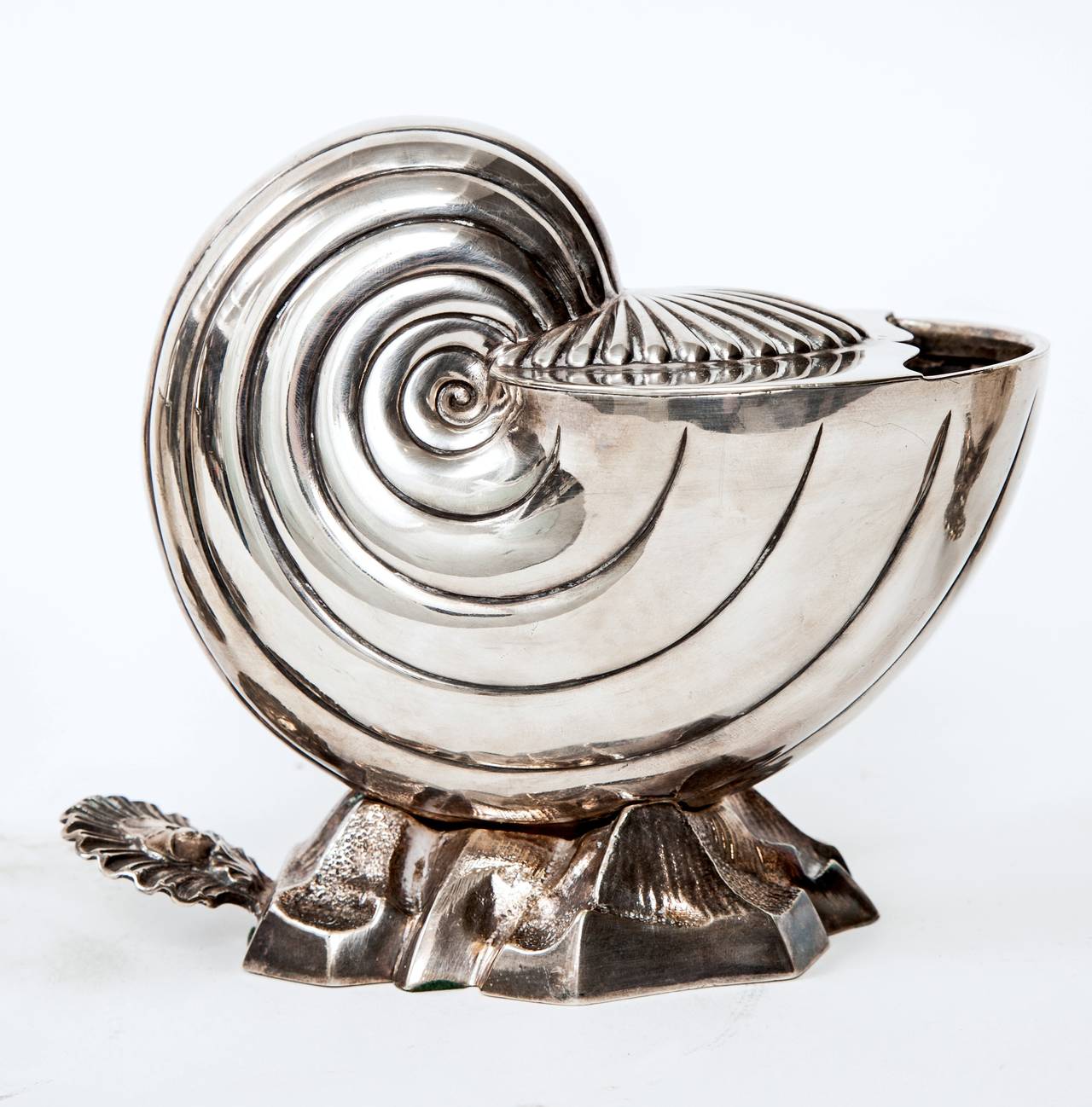 Löffelwärmer aus viktorianischem Silber aus dem 19. Jahrhundert in Form von Nautilus-Muscheln, die auf einem Bett aus Meeresfelsen ruhen und mit einem verschnörkelten Muschelmuster enden. Ursprünglich ließen sich die Deckel öffnen, um die Löffel in