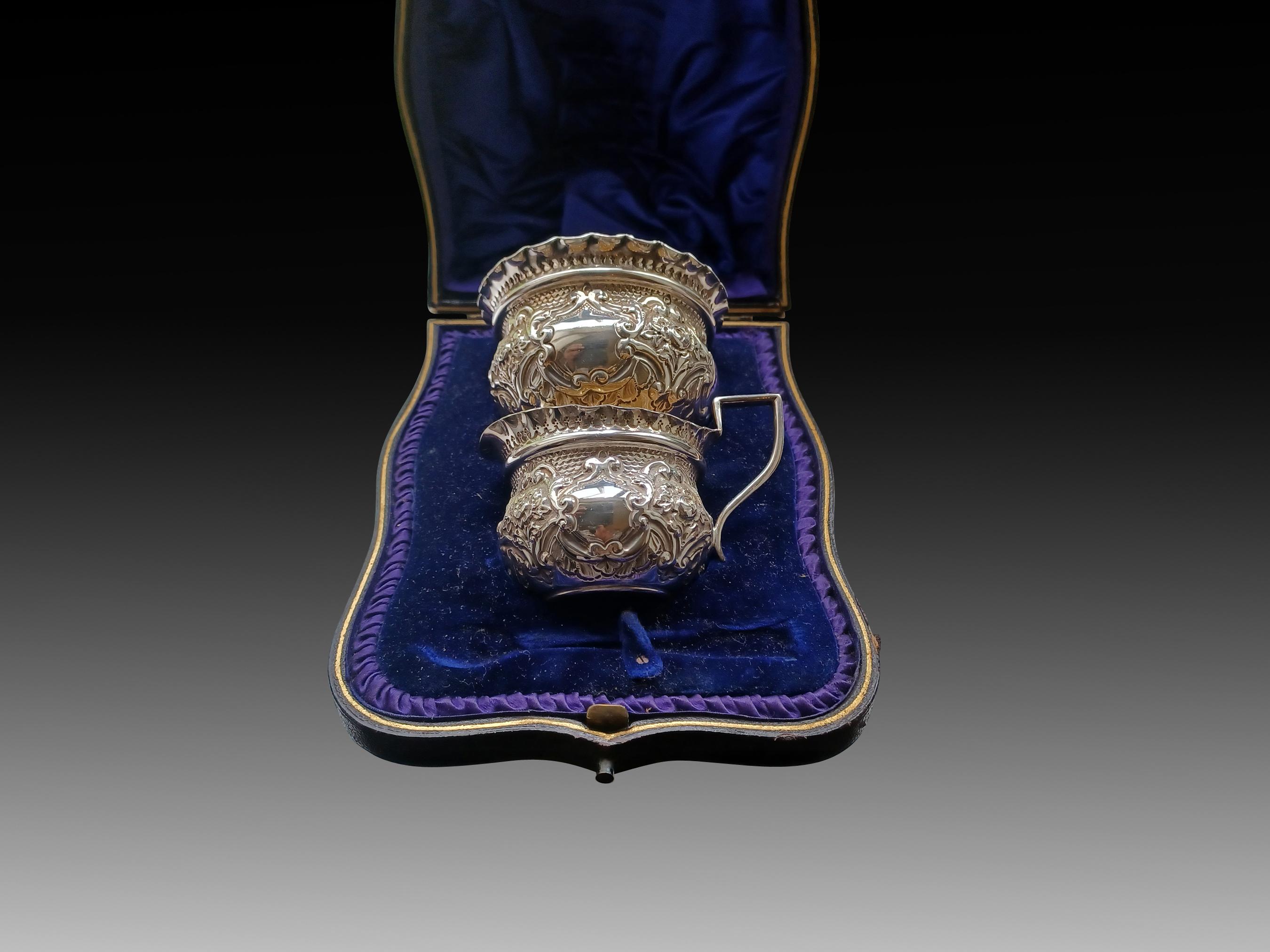 Viktorianische Zuckerschale und Milchkännchen aus Silber mit Blattwerkverzierung in Originalgehäuse im Angebot 9