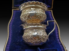 Sucrier et crémier victorien en argent avec embossage de feuillage dans son coffret d'origine