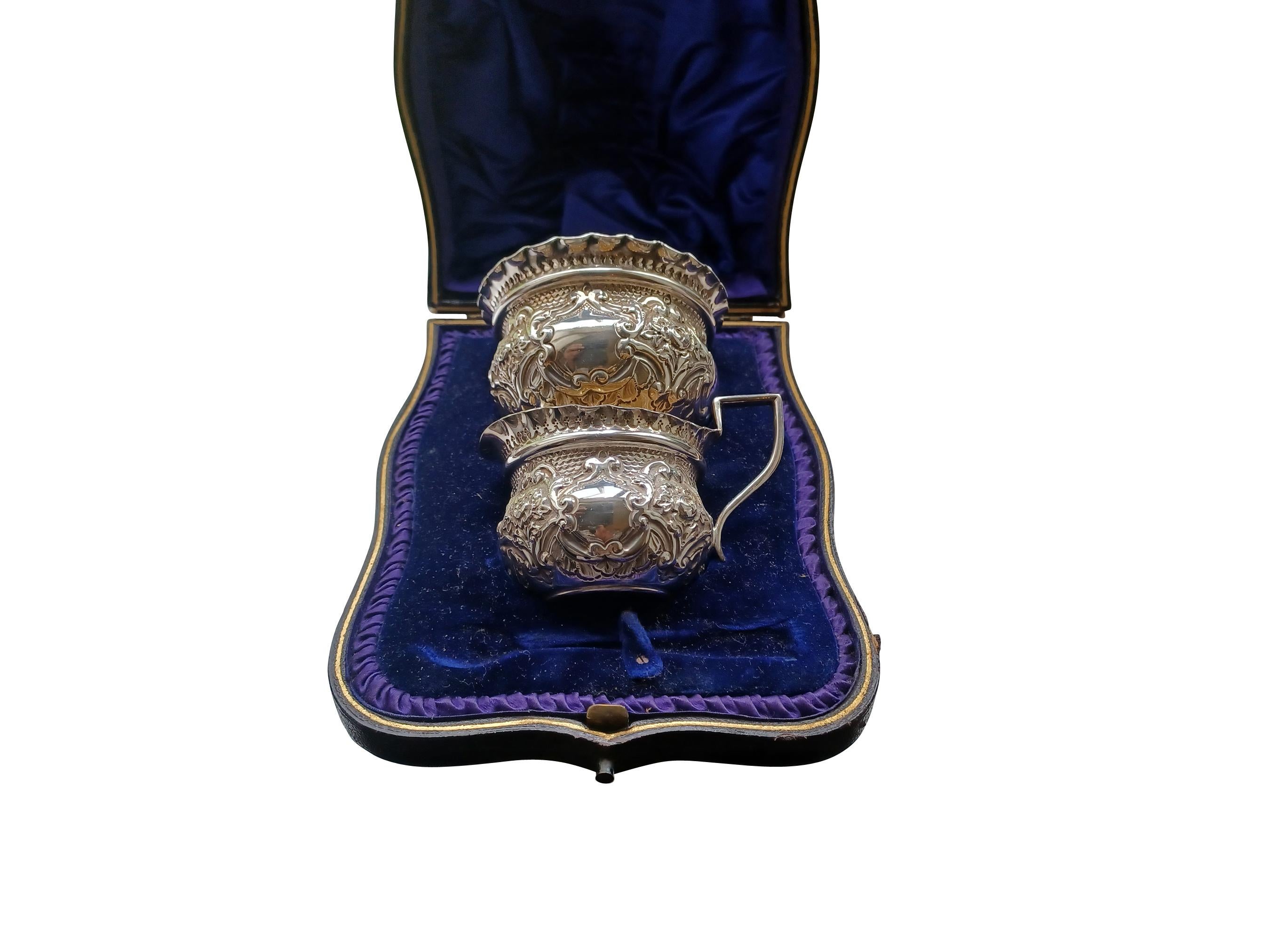 Viktorianische Zuckerschale und Milchkännchen aus Silber mit Blattwerkverzierung in Originalgehäuse im Angebot 3