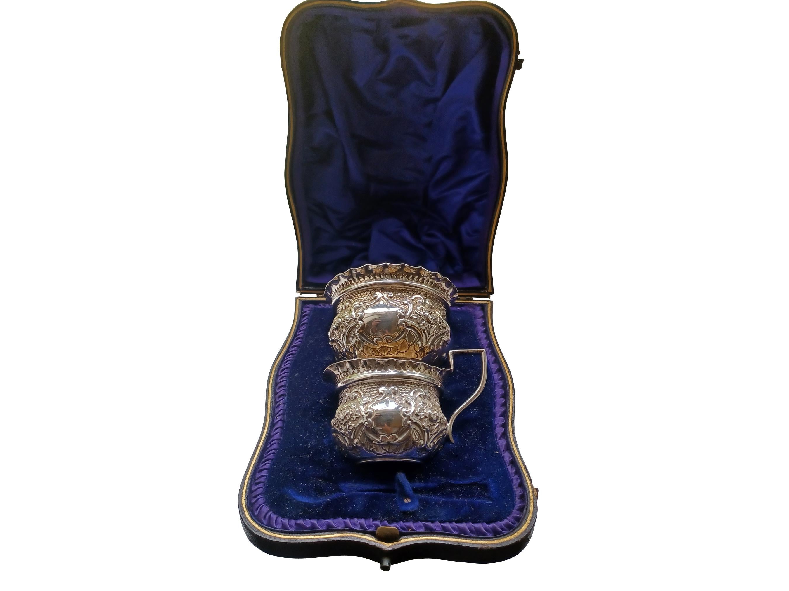 Viktorianische Zuckerschale und Milchkännchen aus Silber mit Blattwerkverzierung in Originalgehäuse im Angebot 4