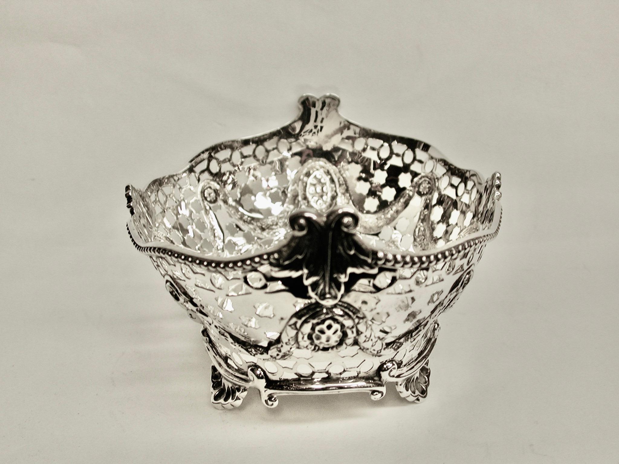 Fine XIX secolo Piatto per dolci d'argento vittoriano, datato 1898 e certificato a Londra Charles Stuart Harris in vendita