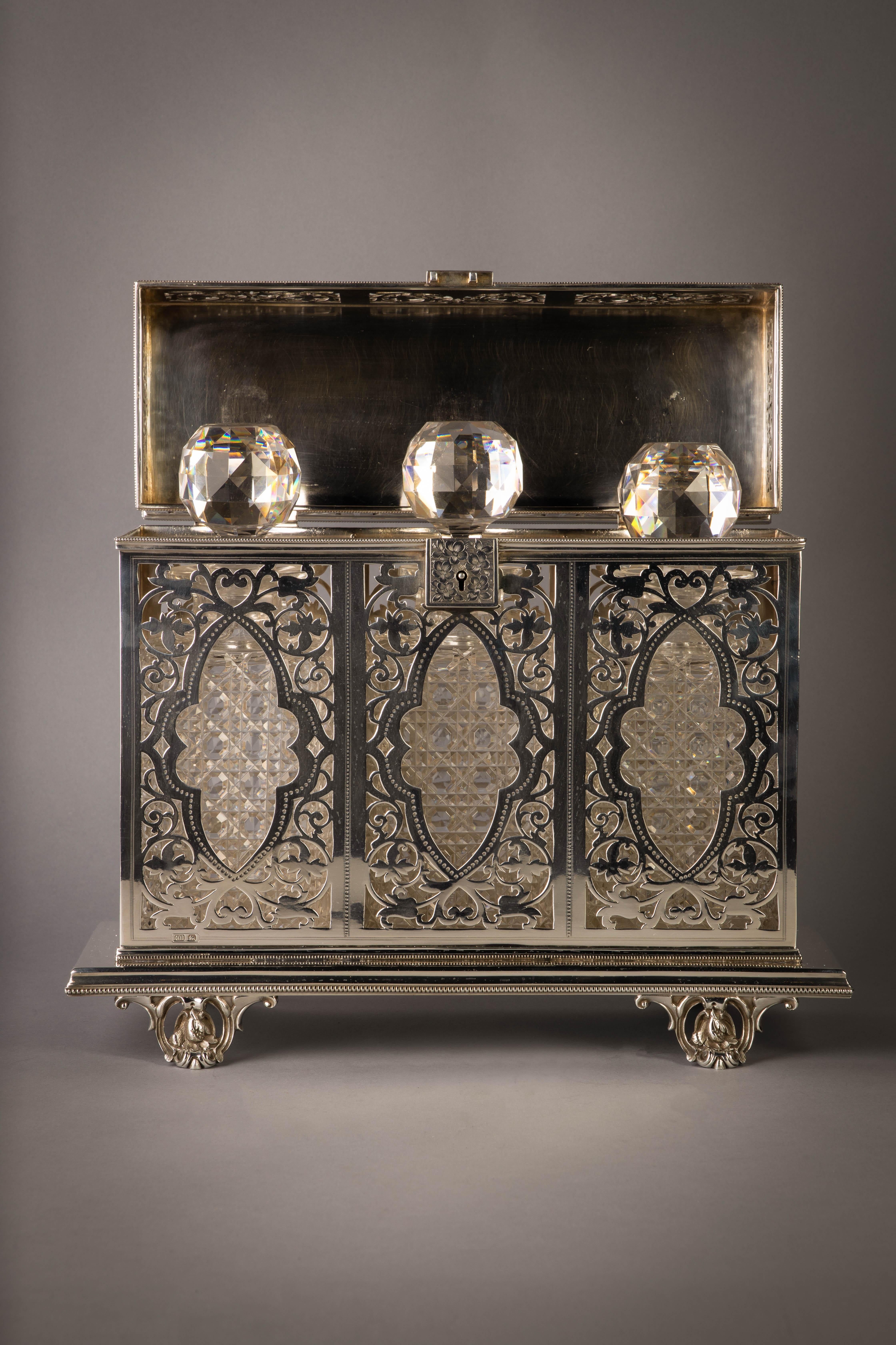 Viktorianische Tantalus aus Silber mit drei Glaskaraffen aus Silber im Zustand „Gut“ im Angebot in New York, NY