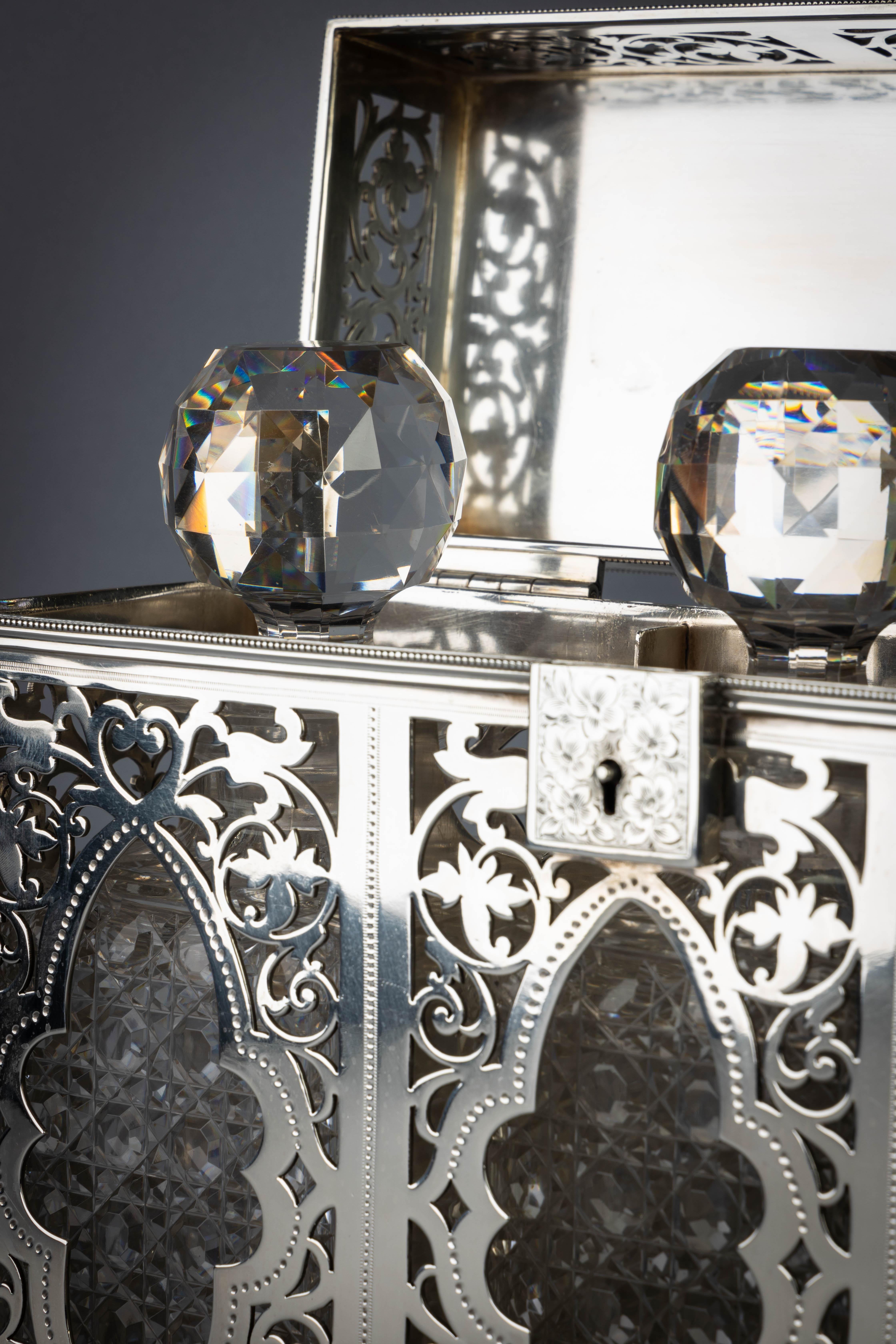 Viktorianische Tantalus aus Silber mit drei Glaskaraffen aus Silber im Angebot 3