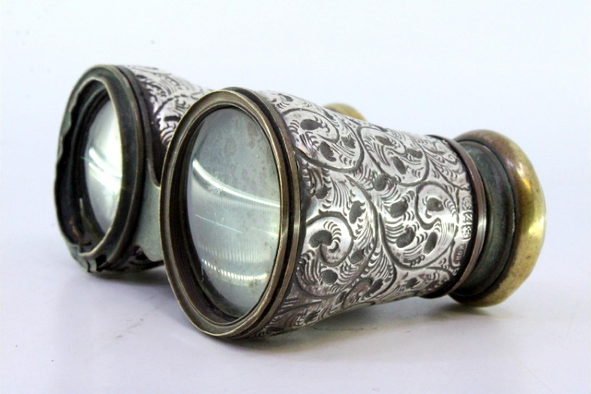 Européen Victorian silver theatre binoculars with relief garlands en vente
