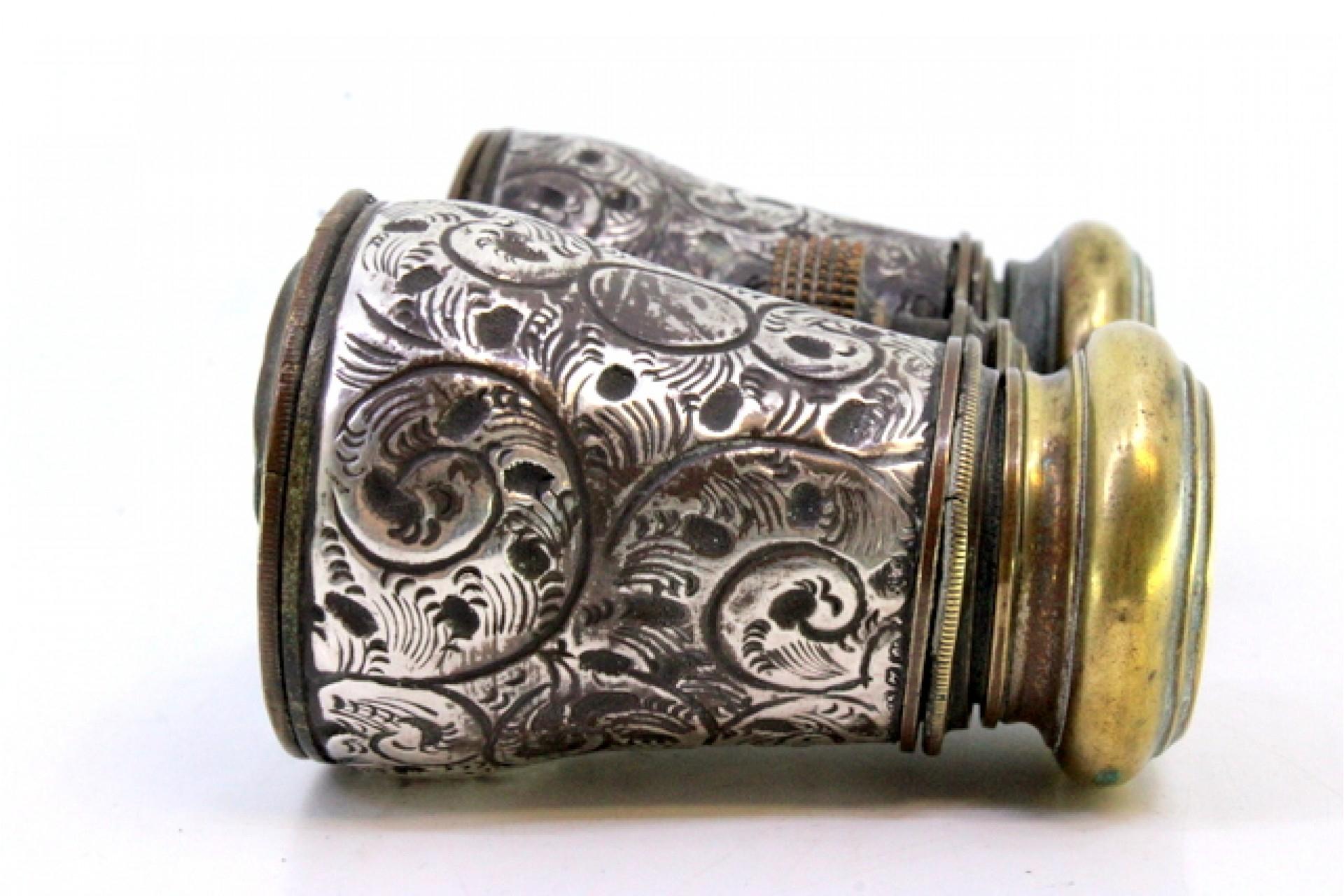 20ième siècle Victorian silver theatre binoculars with relief garlands en vente