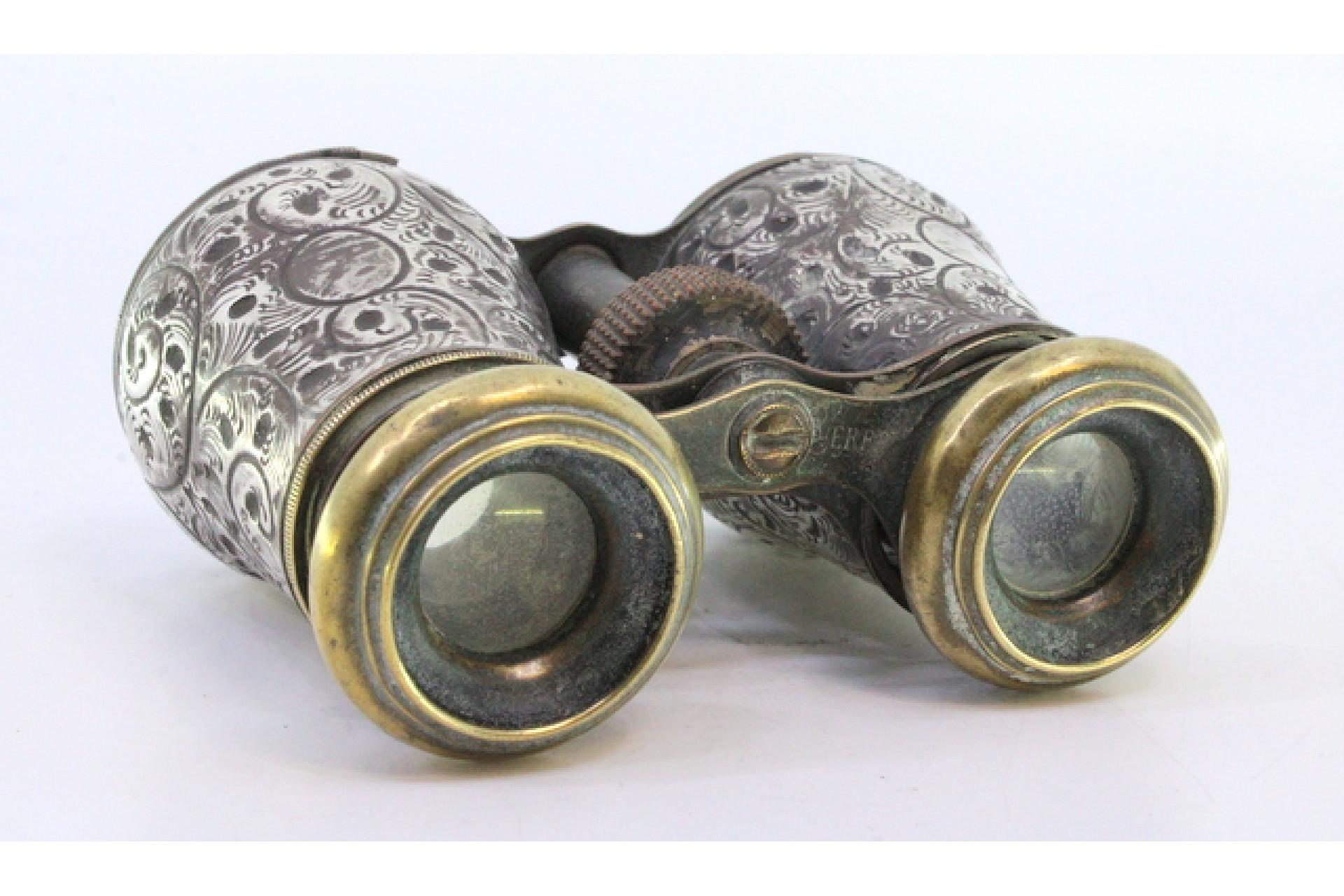 Victorian silver theatre binoculars with relief garlands en vente 2