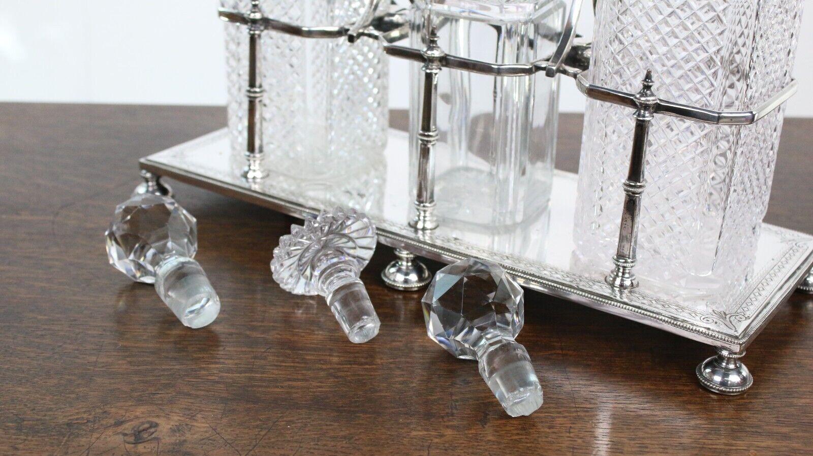 Viktorianisches Silber-Dreiflaschen-Dekanter Tantalus-Set aus Silber im Angebot 11