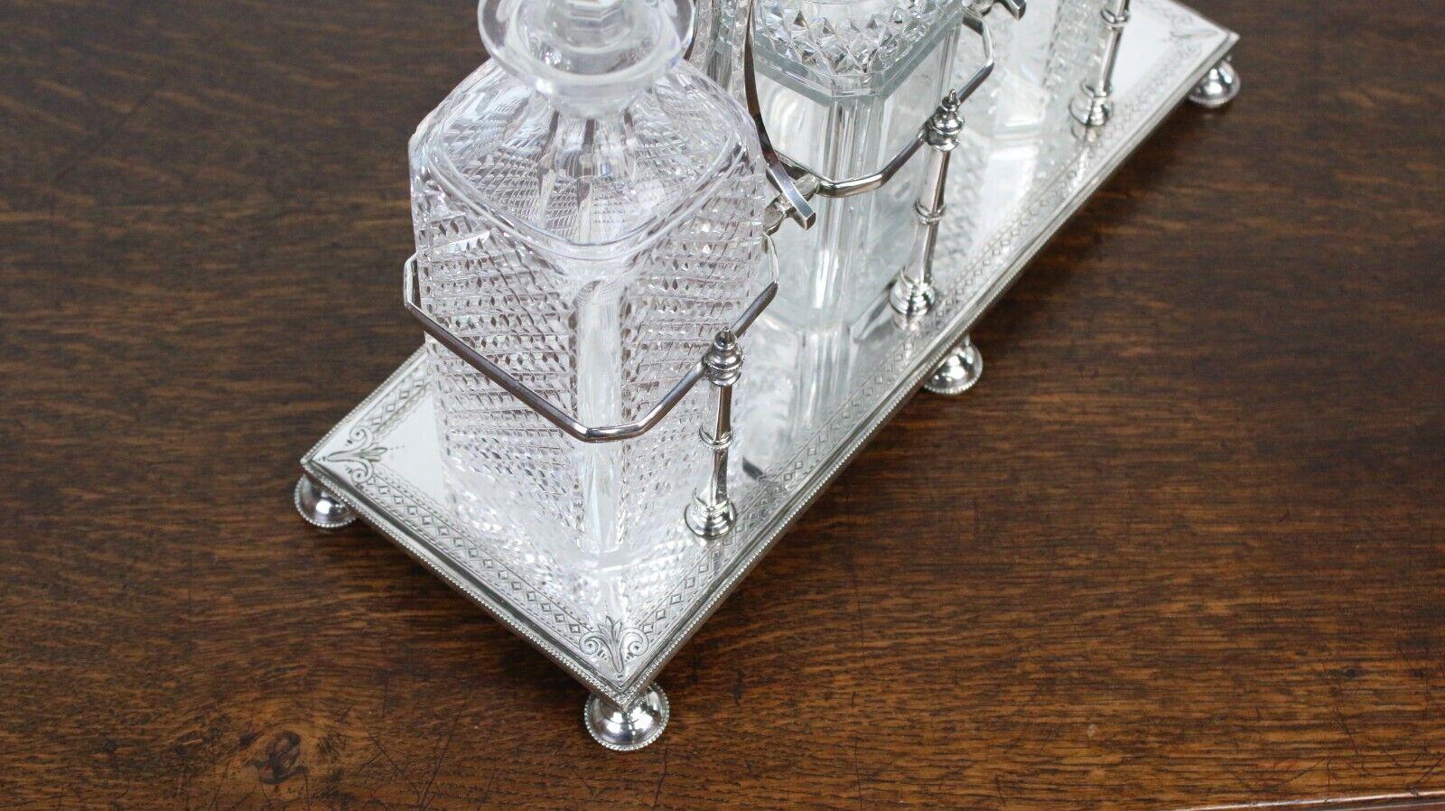 Viktorianisches Silber-Dreiflaschen-Dekanter Tantalus-Set aus Silber (18. Jahrhundert und früher) im Angebot