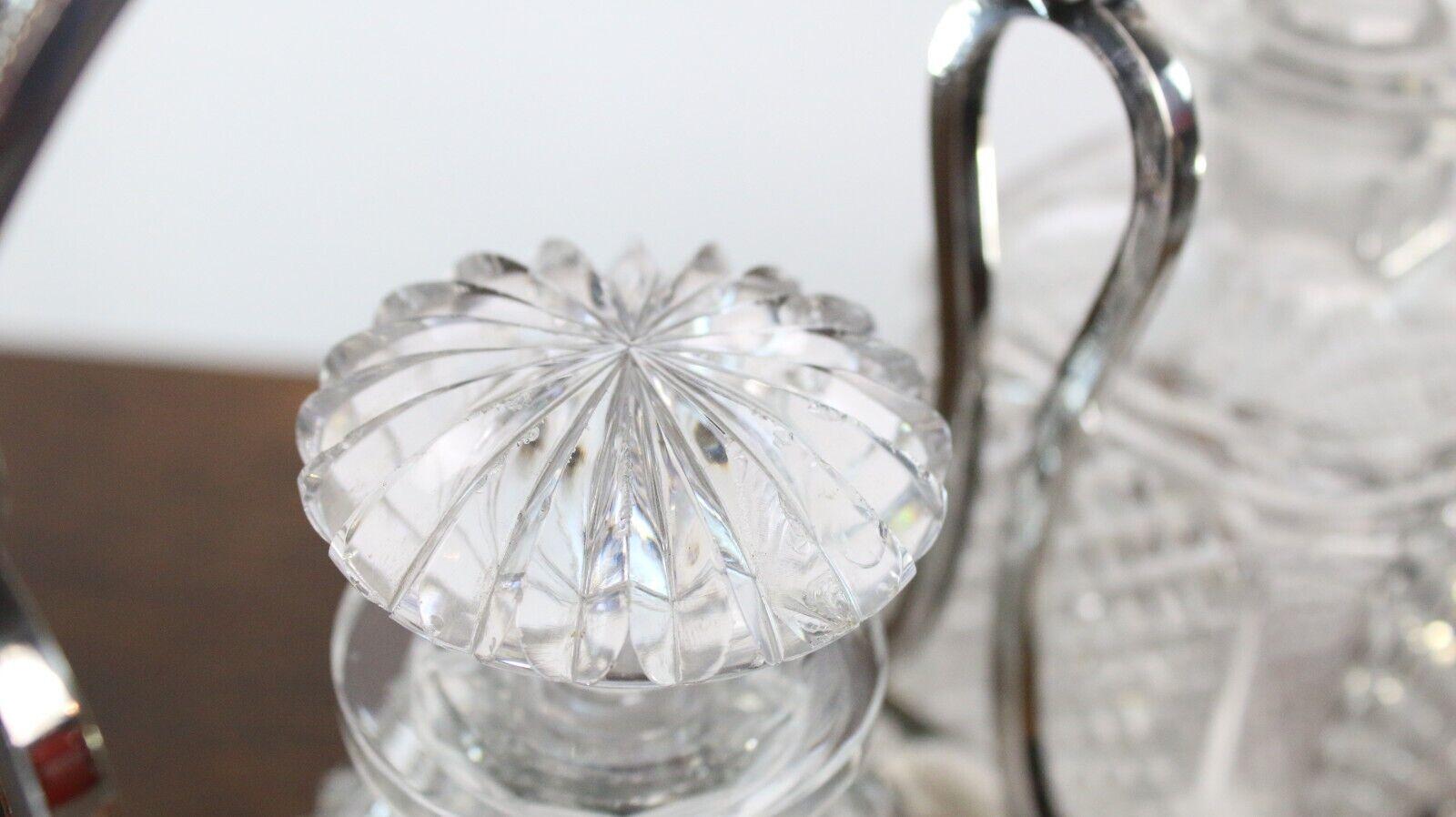 Viktorianisches Silber-Dreiflaschen-Dekanter Tantalus-Set aus Silber im Angebot 3