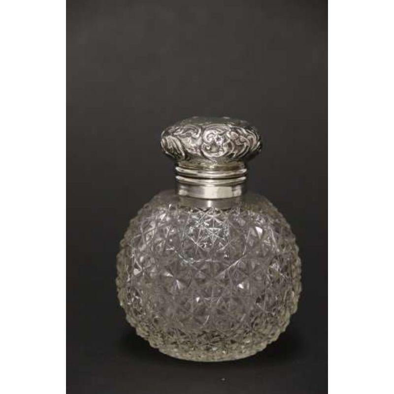 Viktorianische Parfümflasche aus Silber mit Silberaufsatz und geschliffenem Glas, Birmingham 1897 - 8 (19. Jahrhundert) im Angebot
