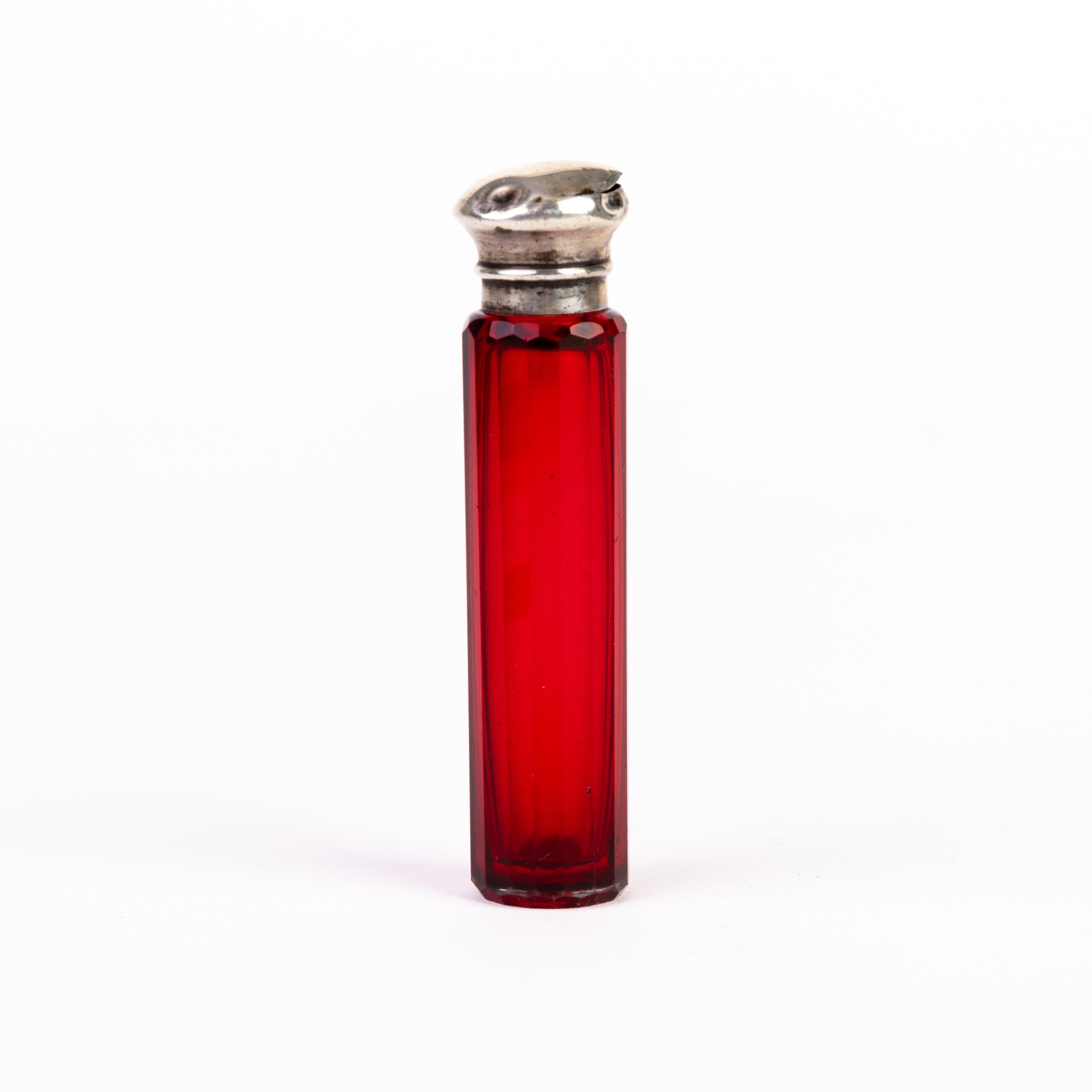 Victorian Silver Topped Ruby Glass Perfume Scent Bottle In Good Condition In Nottingham, GB