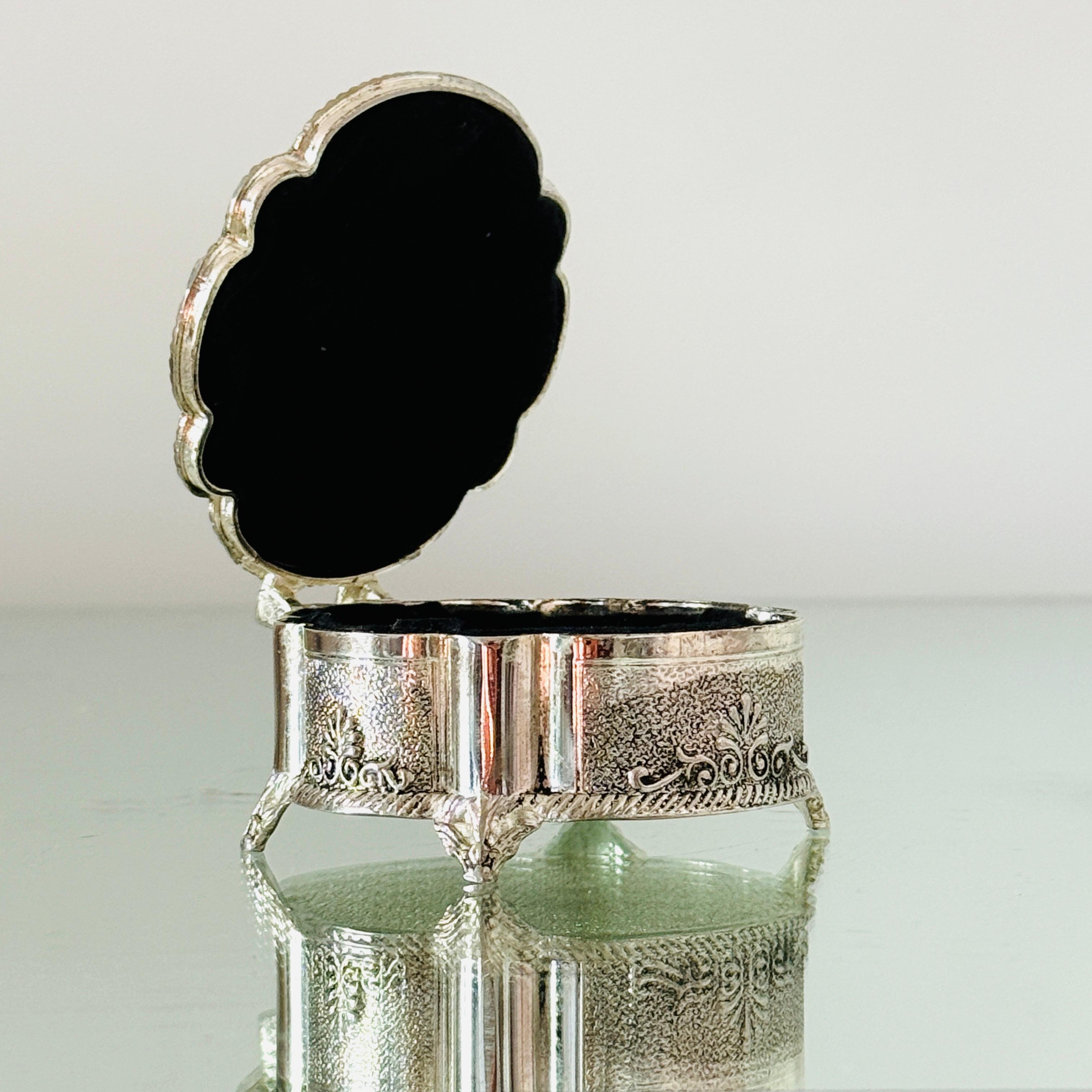 Victorian Silvered Trinket Box with Engraved Designs and Onyx Stone In Good Condition For Sale In Fort Lauderdale, FL