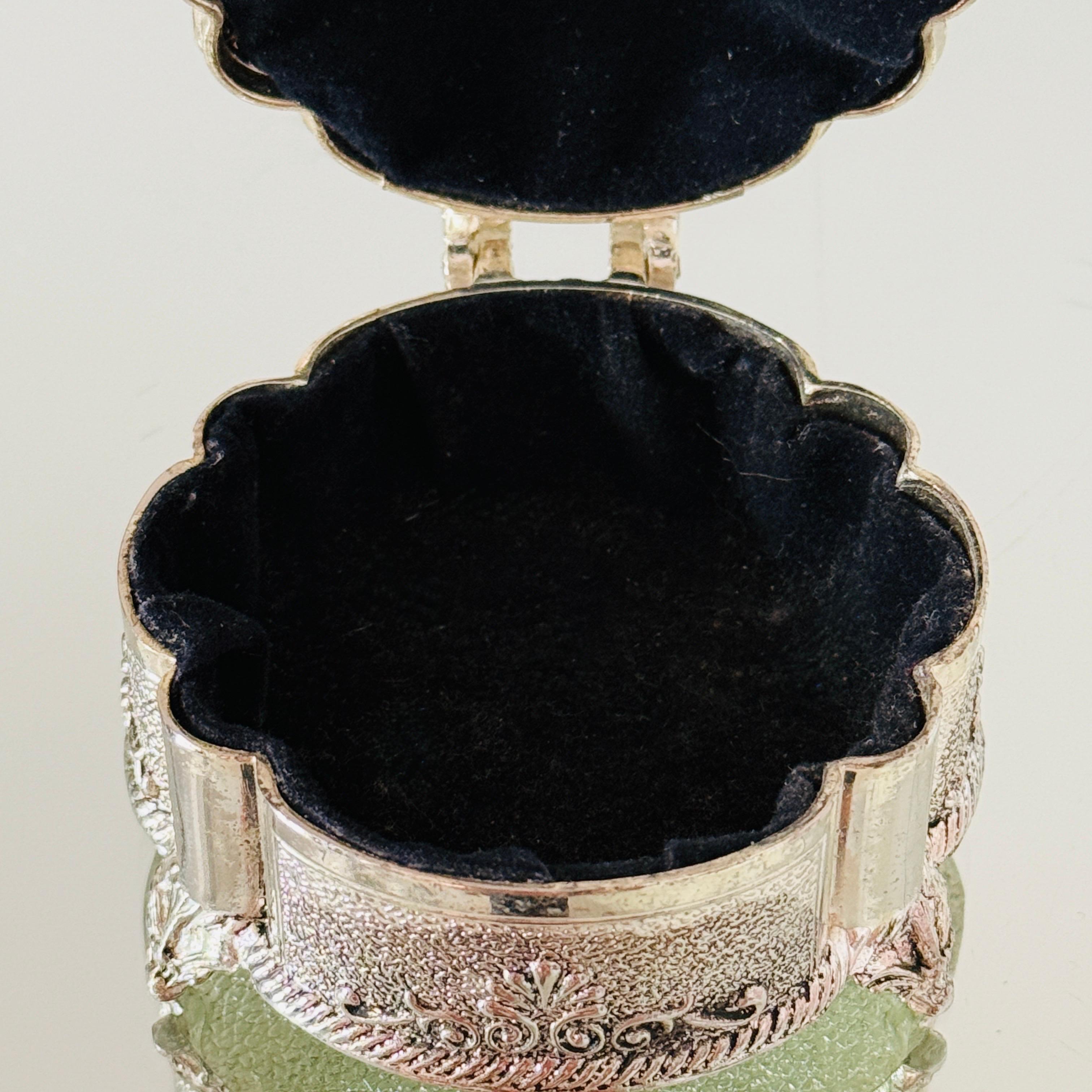Early 20th Century Victorian Silvered Trinket Box with Engraved Designs and Onyx Stone For Sale