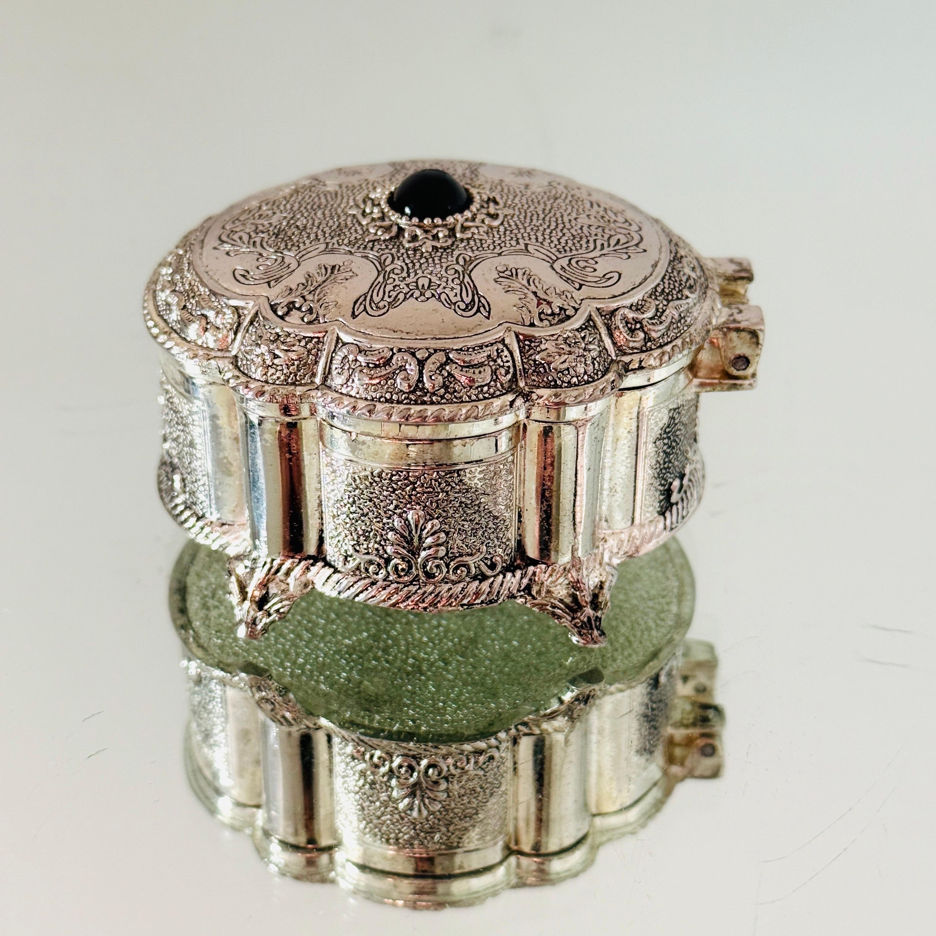 Victorian Silvered Trinket Box with Engraved Designs and Onyx Stone For Sale 1