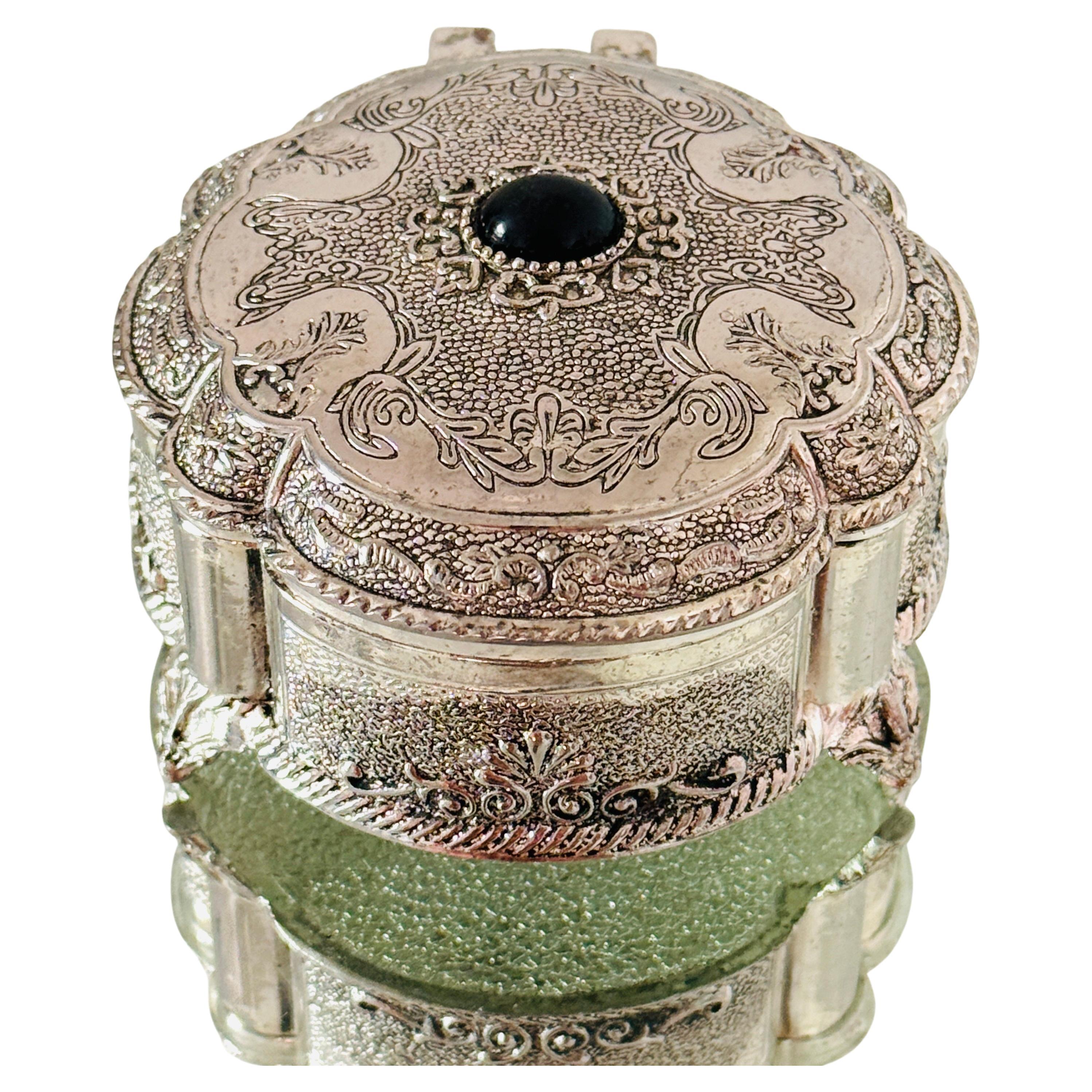 Boîte à bijoux victorienne avec motifs gravés et pierre d'onyx