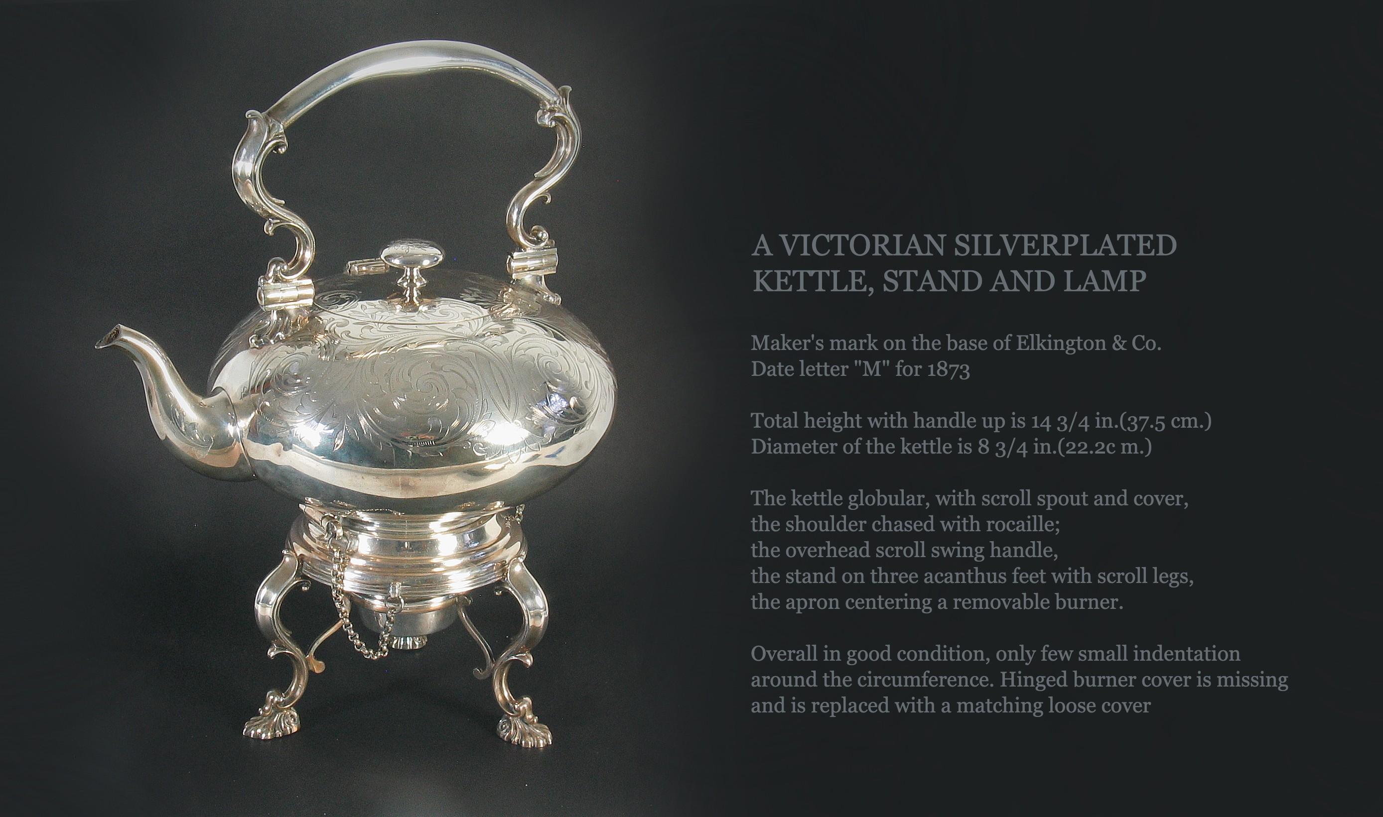 TETERA VICTORIANA PLATEADA, SOPORTE Y LÁMPARA
Marca del fabricante en la base de Elkington & Co.

Letra de fecha 