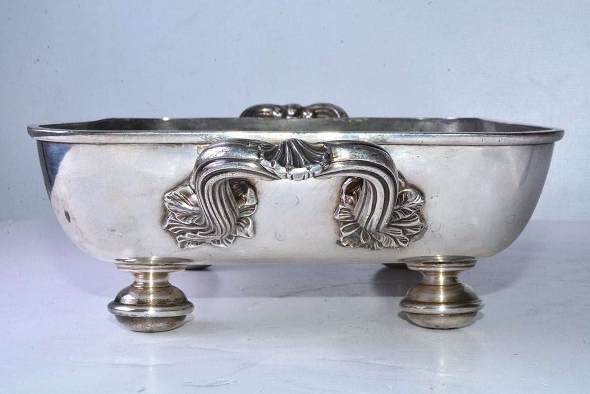 Victorian Silver Plated Serving Dish with Hot Water Space In Fair Condition For Sale In Sheffield, MA