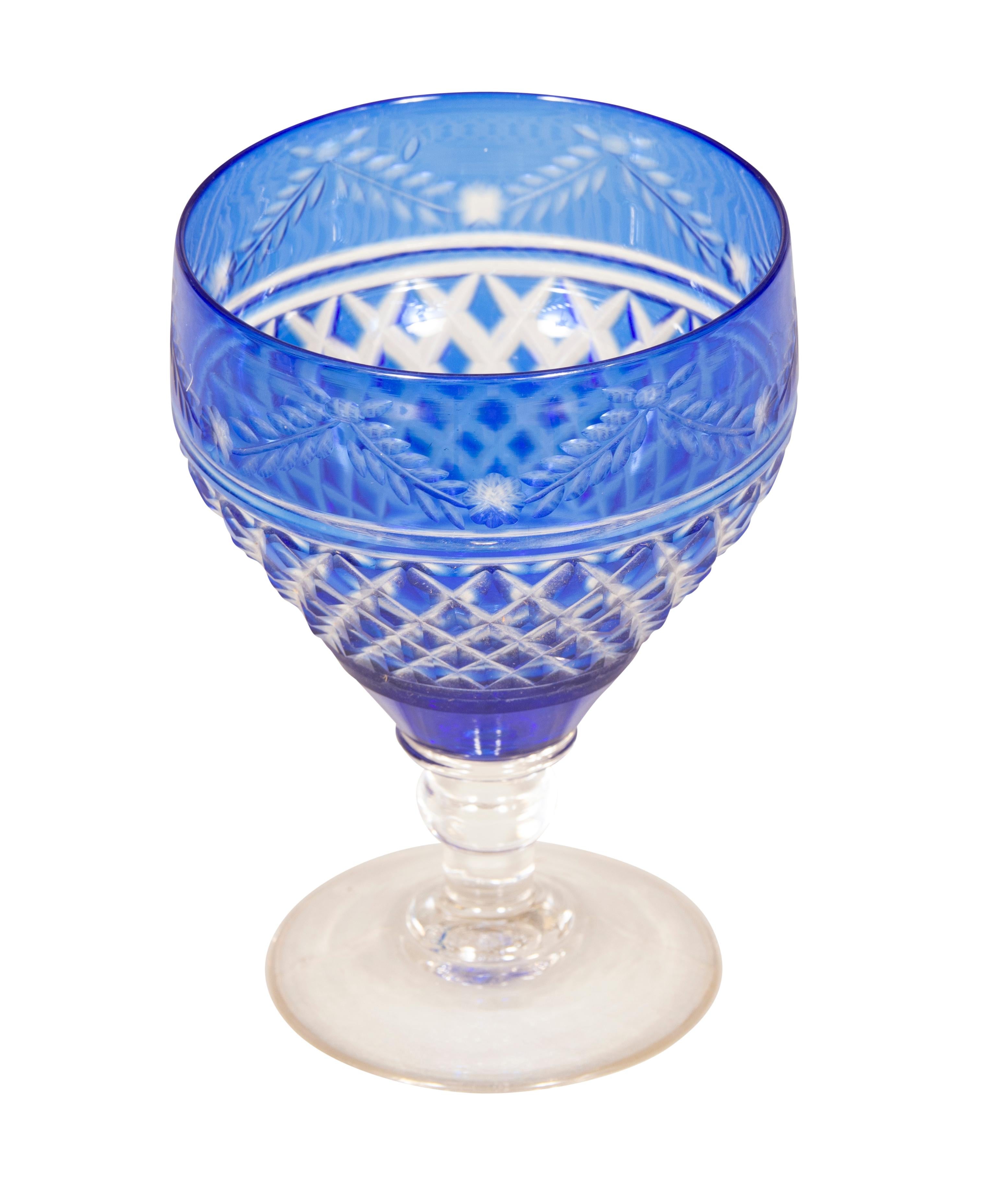 viktorianisches Sechzigteiliges Stemware aus klarem Kristall mit blauem Schliff im Angebot 3