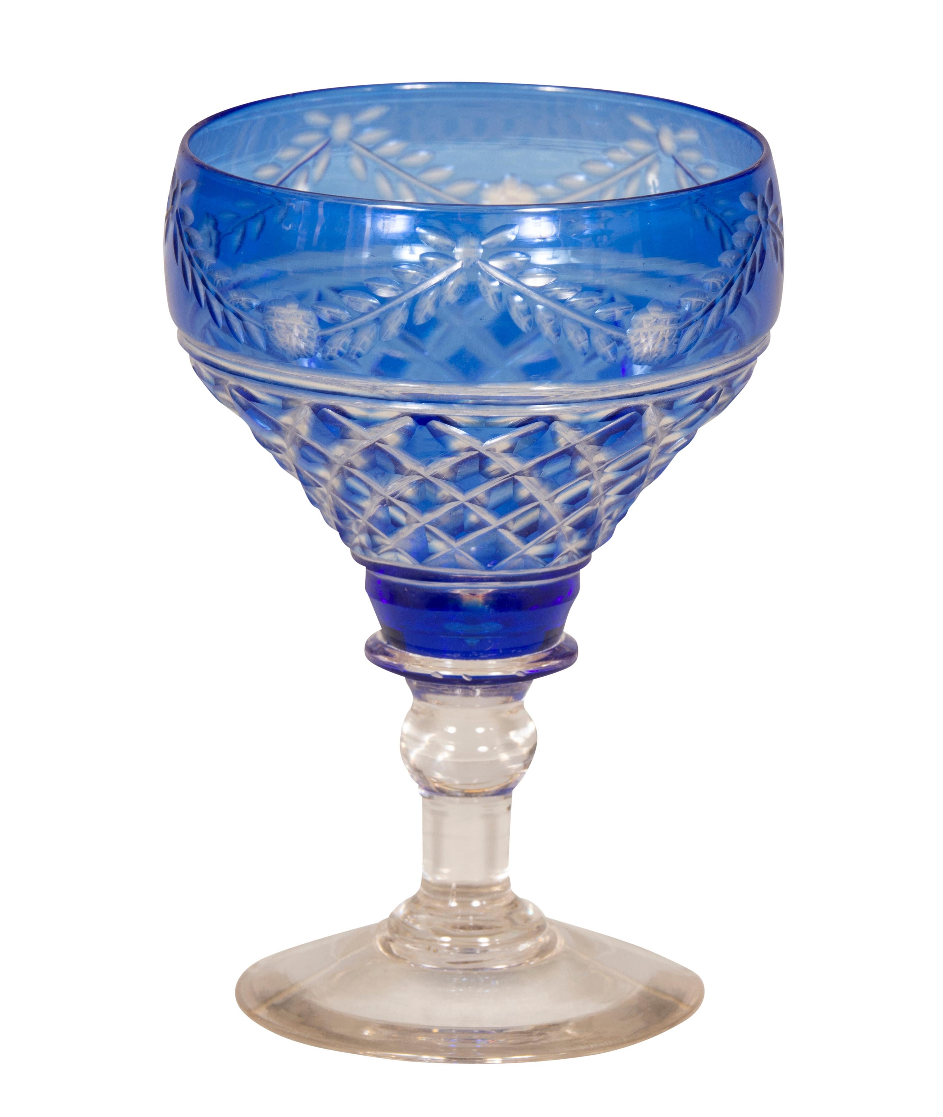 viktorianisches Sechzigteiliges Stemware aus klarem Kristall mit blauem Schliff im Angebot 4