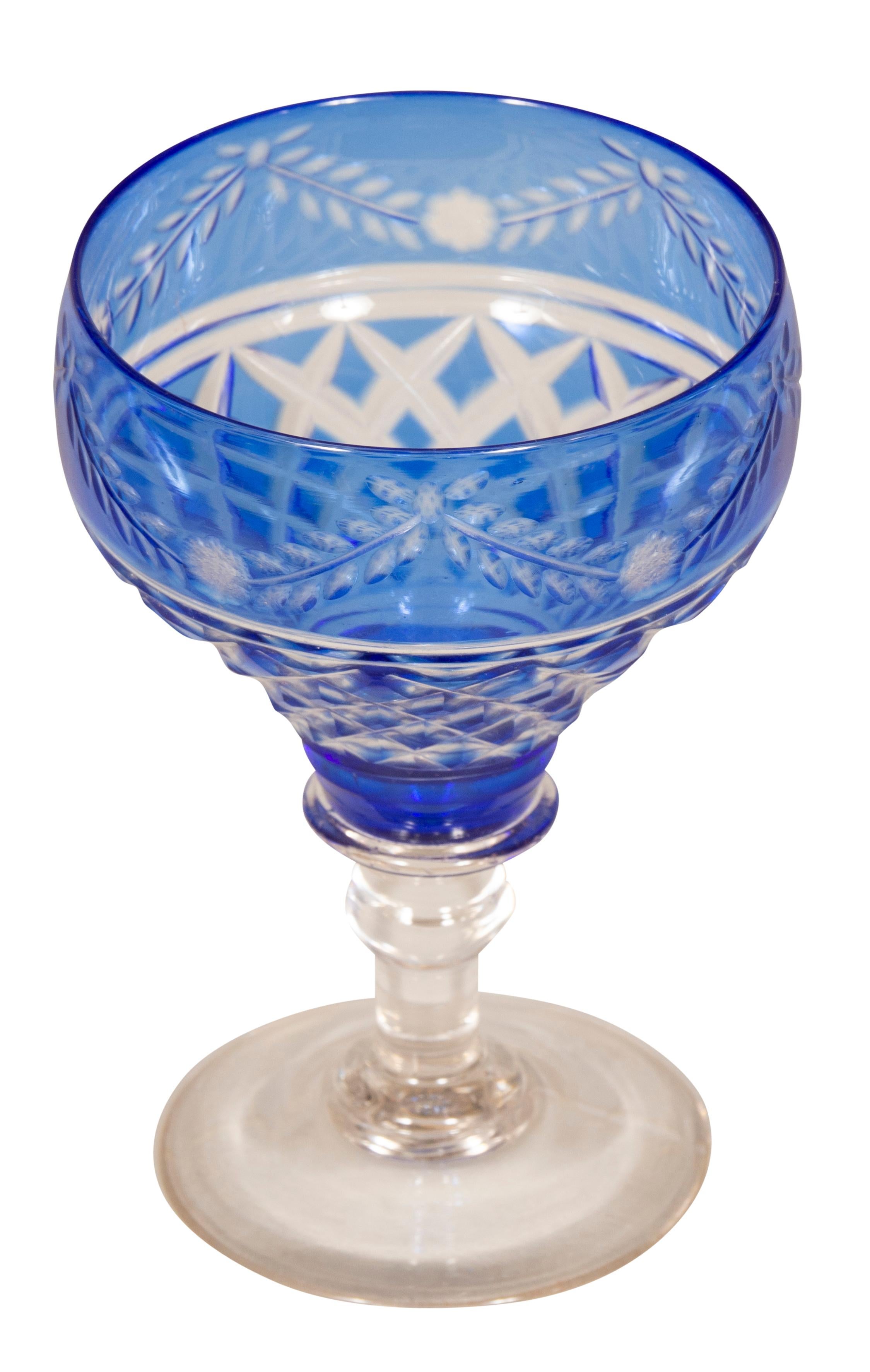 viktorianisches Sechzigteiliges Stemware aus klarem Kristall mit blauem Schliff im Angebot 5