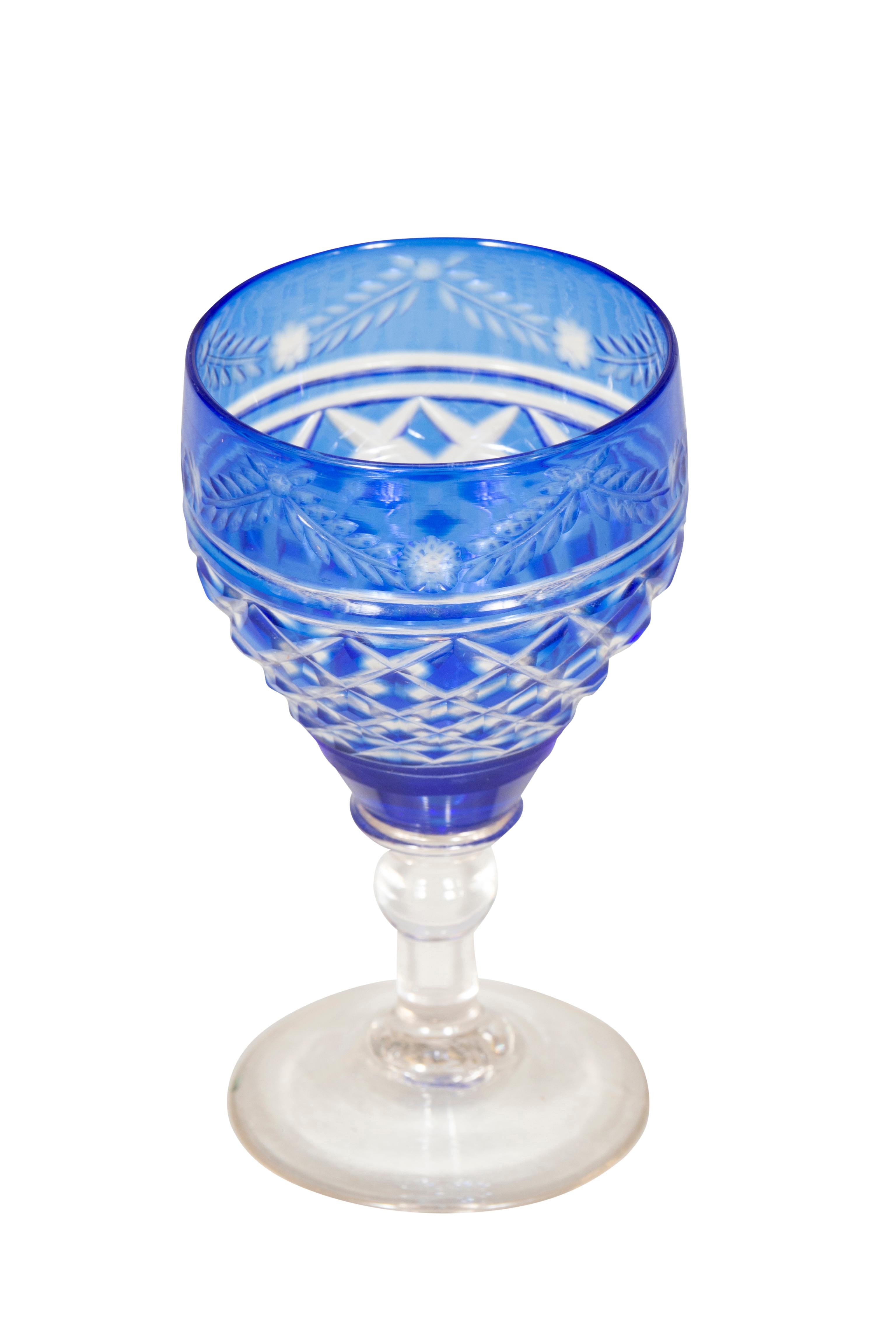 viktorianisches Sechzigteiliges Stemware aus klarem Kristall mit blauem Schliff im Angebot 6