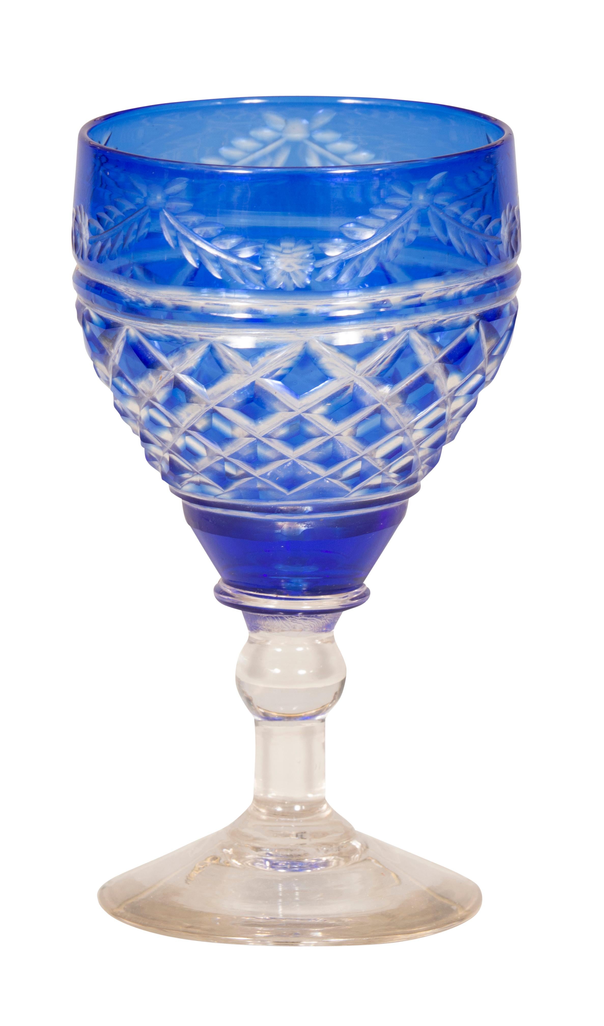 viktorianisches Sechzigteiliges Stemware aus klarem Kristall mit blauem Schliff im Angebot 7