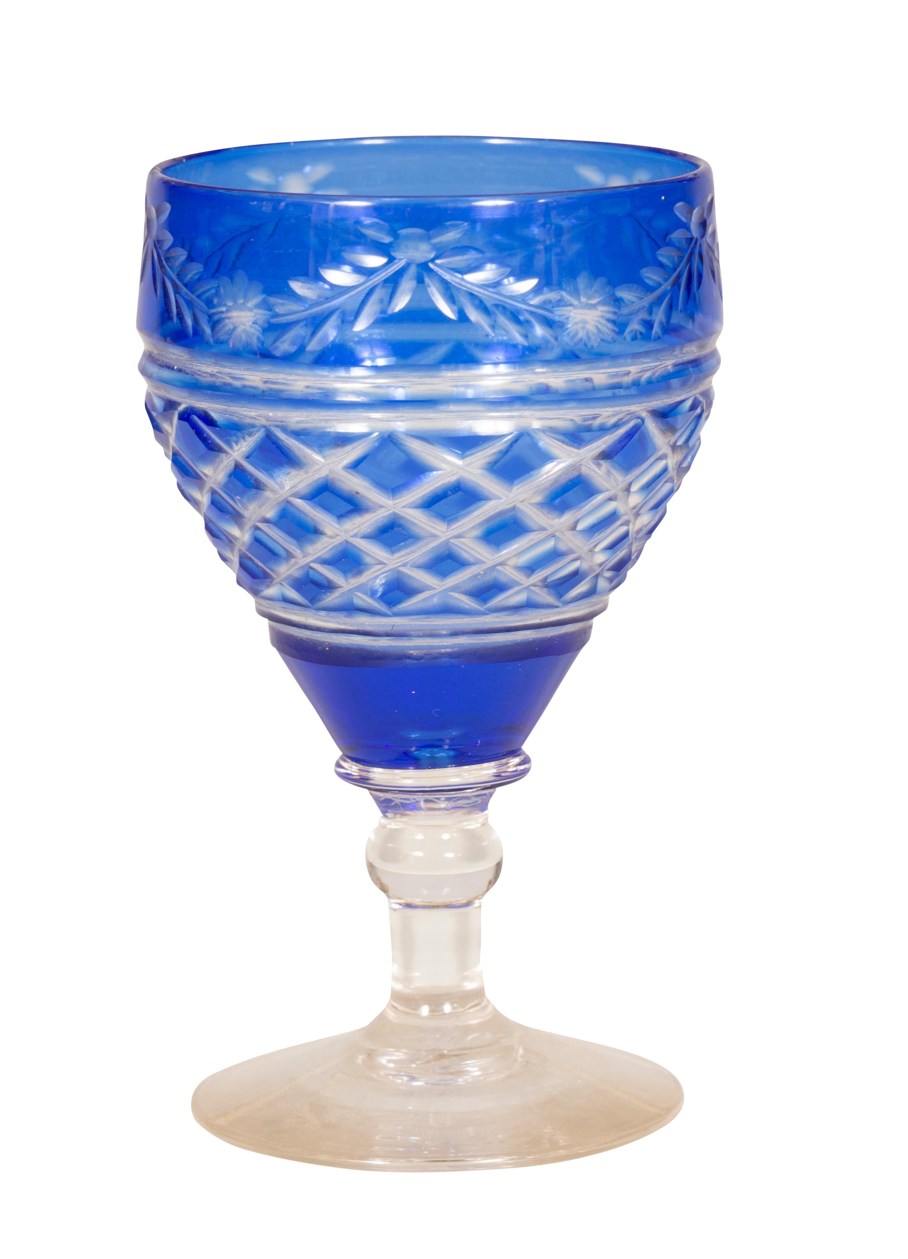 viktorianisches Sechzigteiliges Stemware aus klarem Kristall mit blauem Schliff im Angebot 8