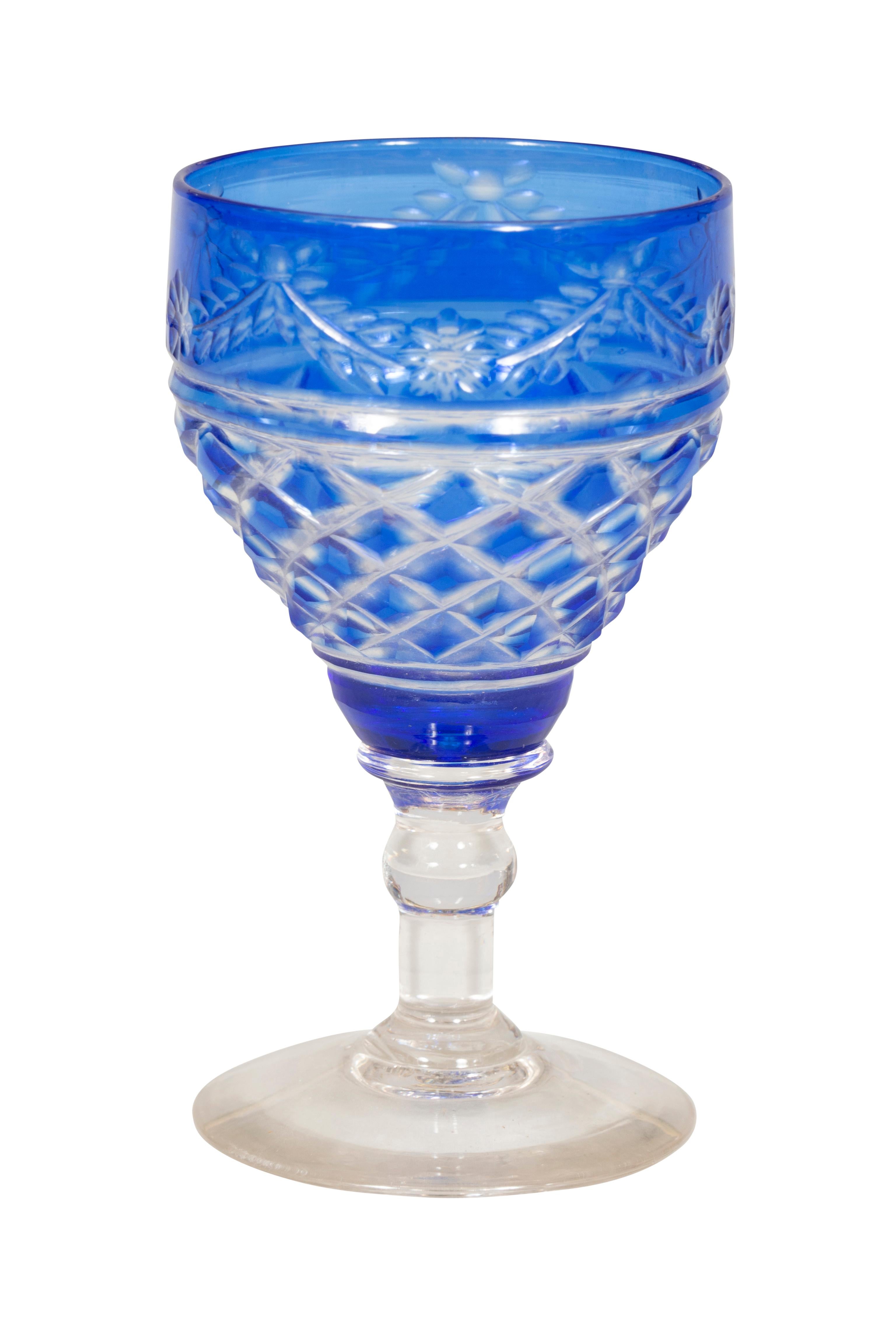 viktorianisches Sechzigteiliges Stemware aus klarem Kristall mit blauem Schliff im Angebot 9