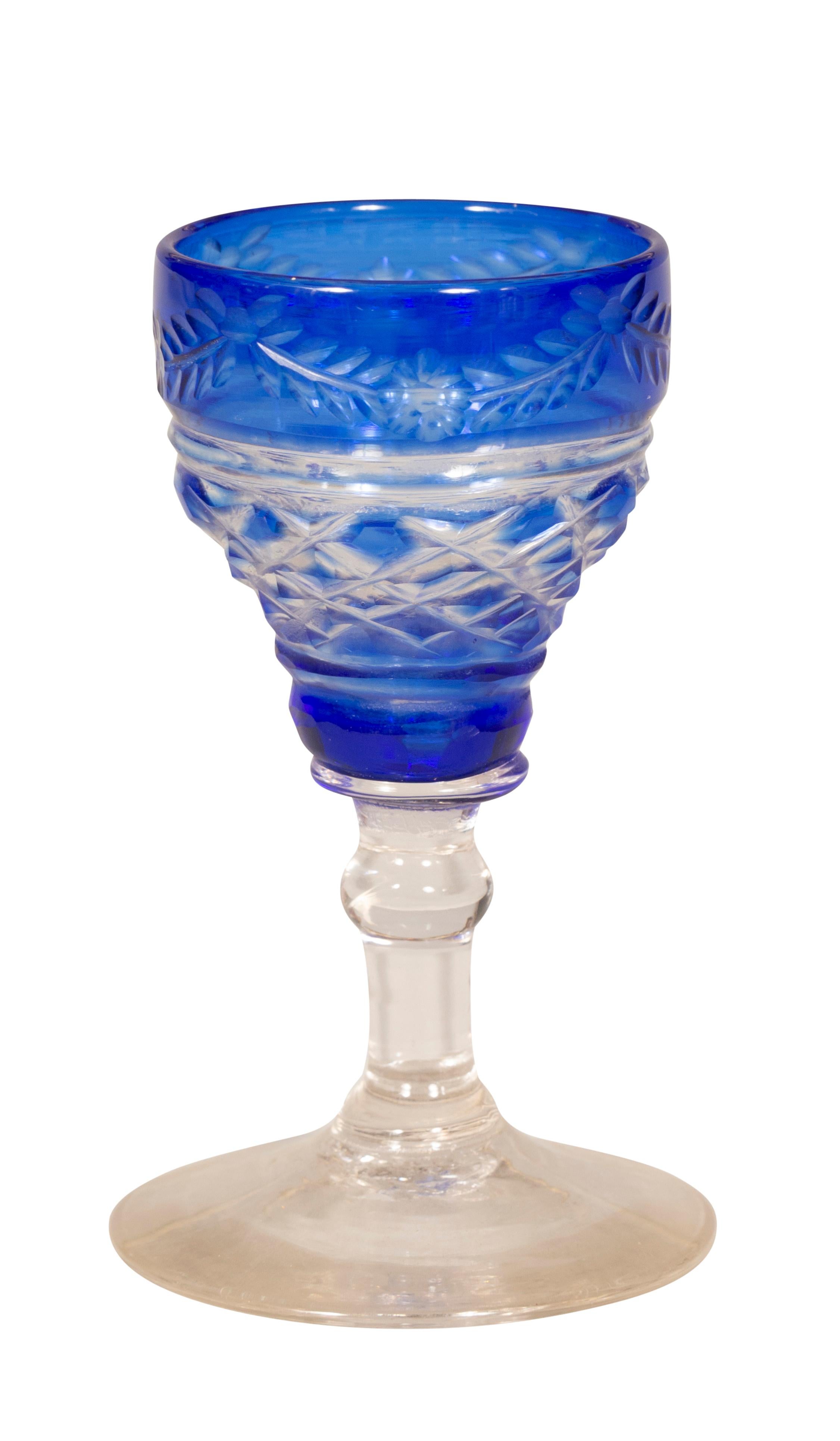 viktorianisches Sechzigteiliges Stemware aus klarem Kristall mit blauem Schliff im Angebot 10