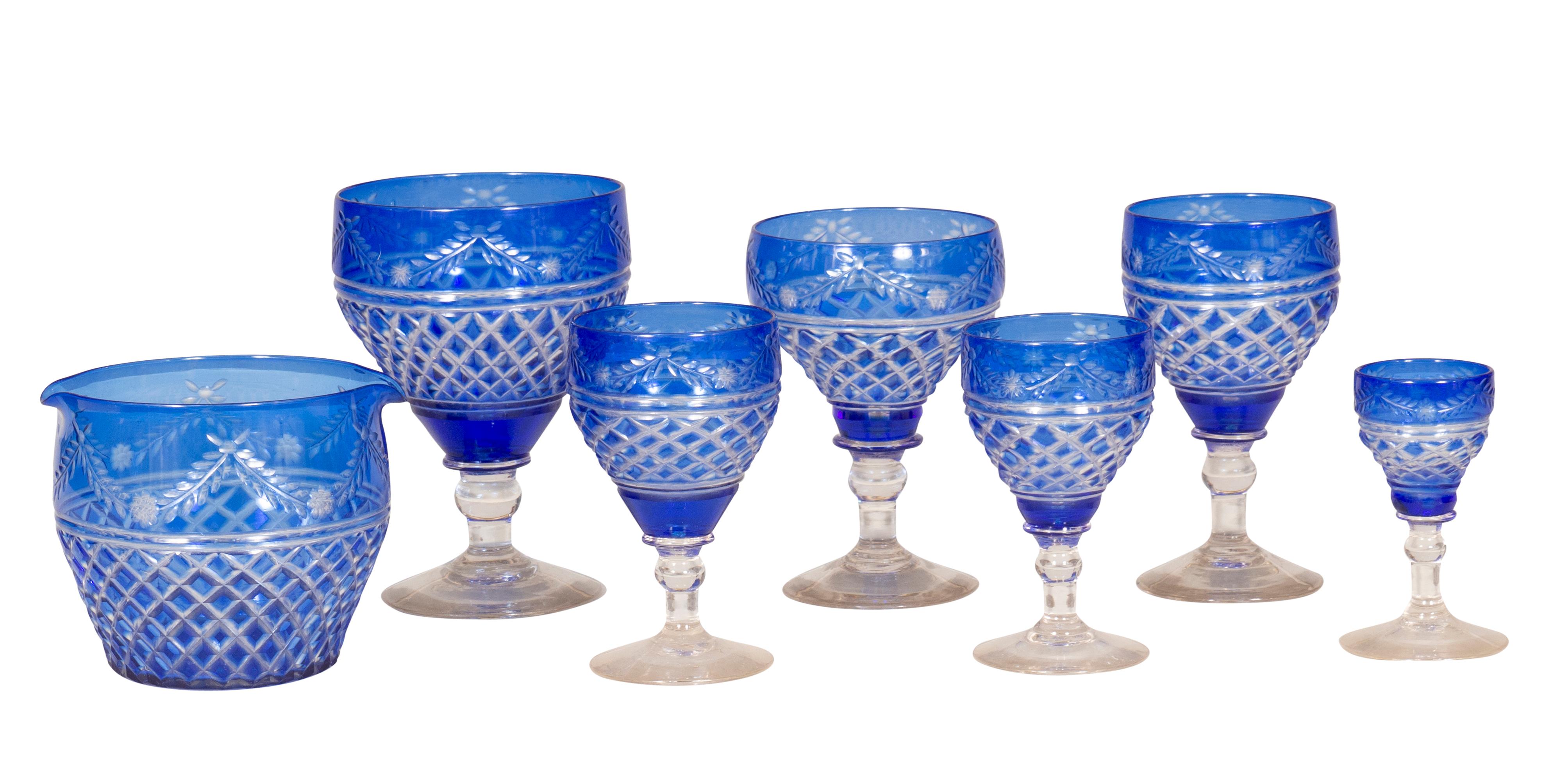 viktorianisches Sechzigteiliges Stemware aus klarem Kristall mit blauem Schliff (Englisch) im Angebot