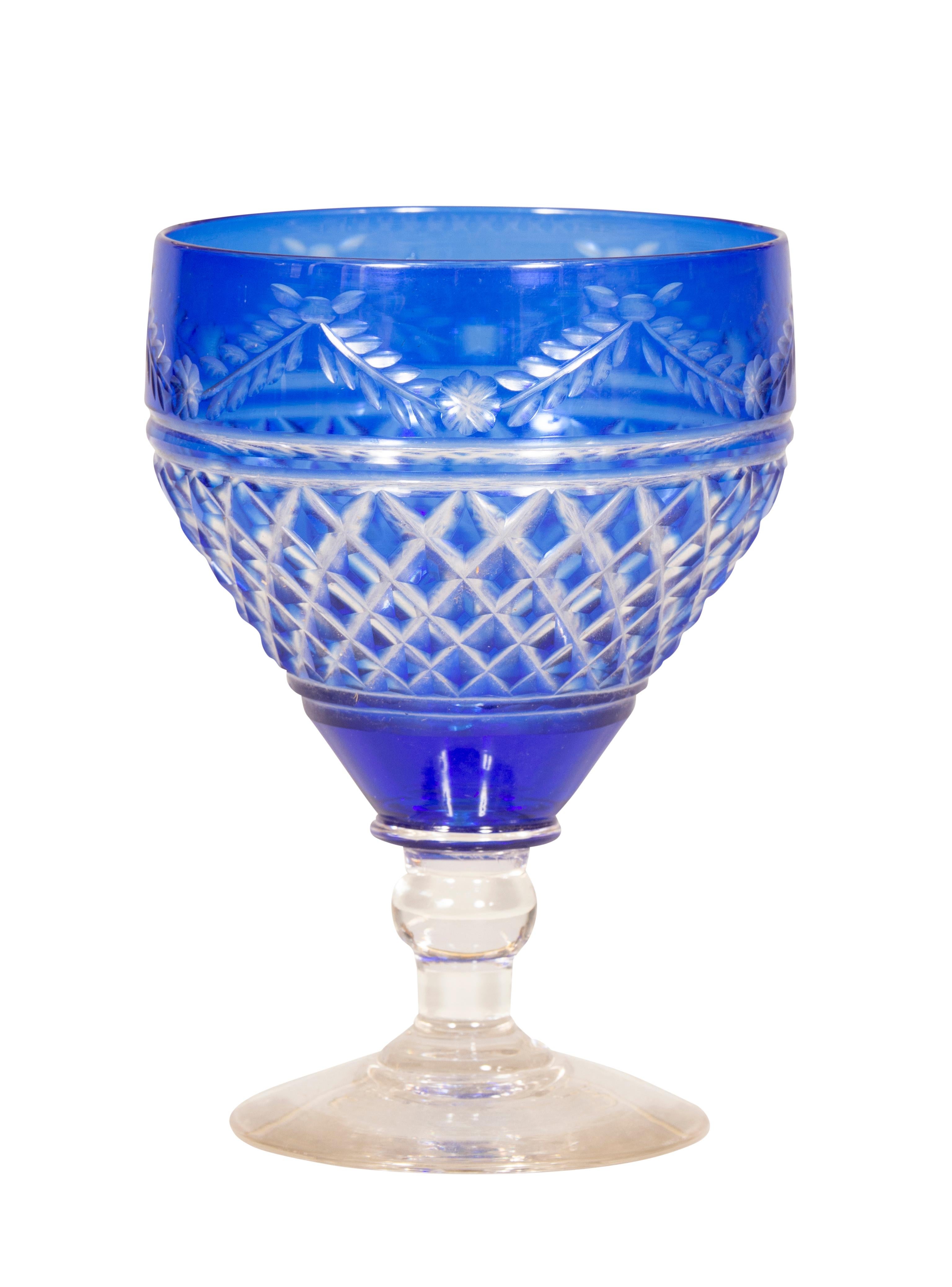 viktorianisches Sechzigteiliges Stemware aus klarem Kristall mit blauem Schliff im Angebot 1