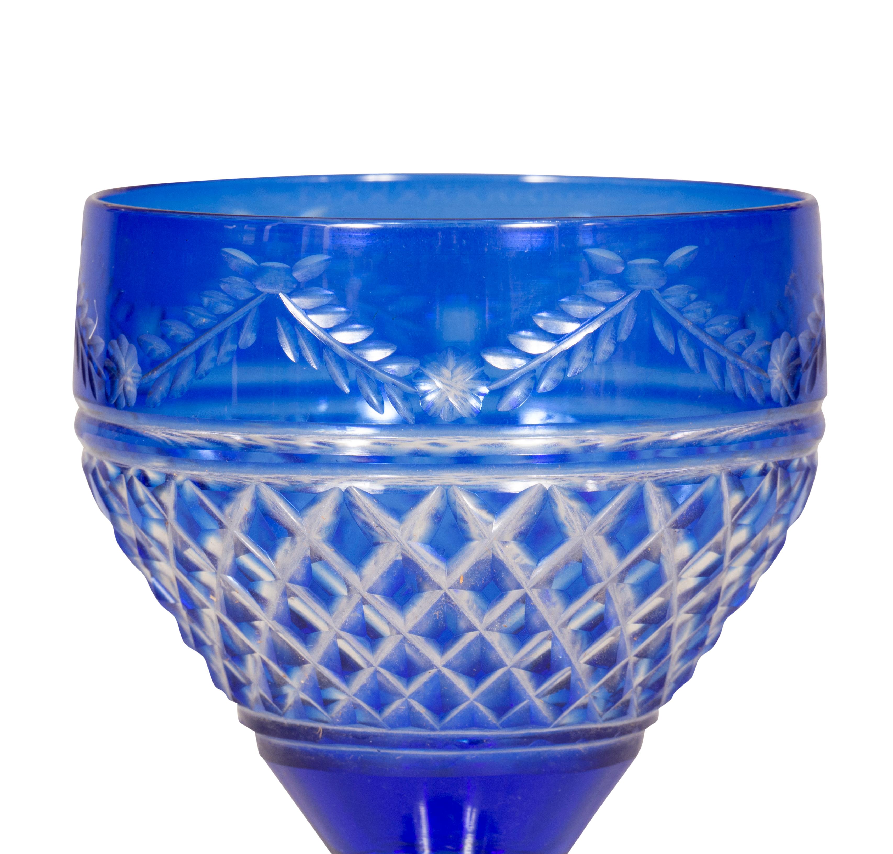 viktorianisches Sechzigteiliges Stemware aus klarem Kristall mit blauem Schliff im Angebot 2