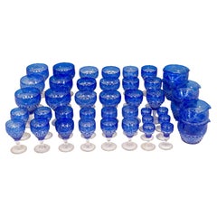 Soixante-sixante pièces de verres à pied victoriens en cristal bleu taillé à blanc