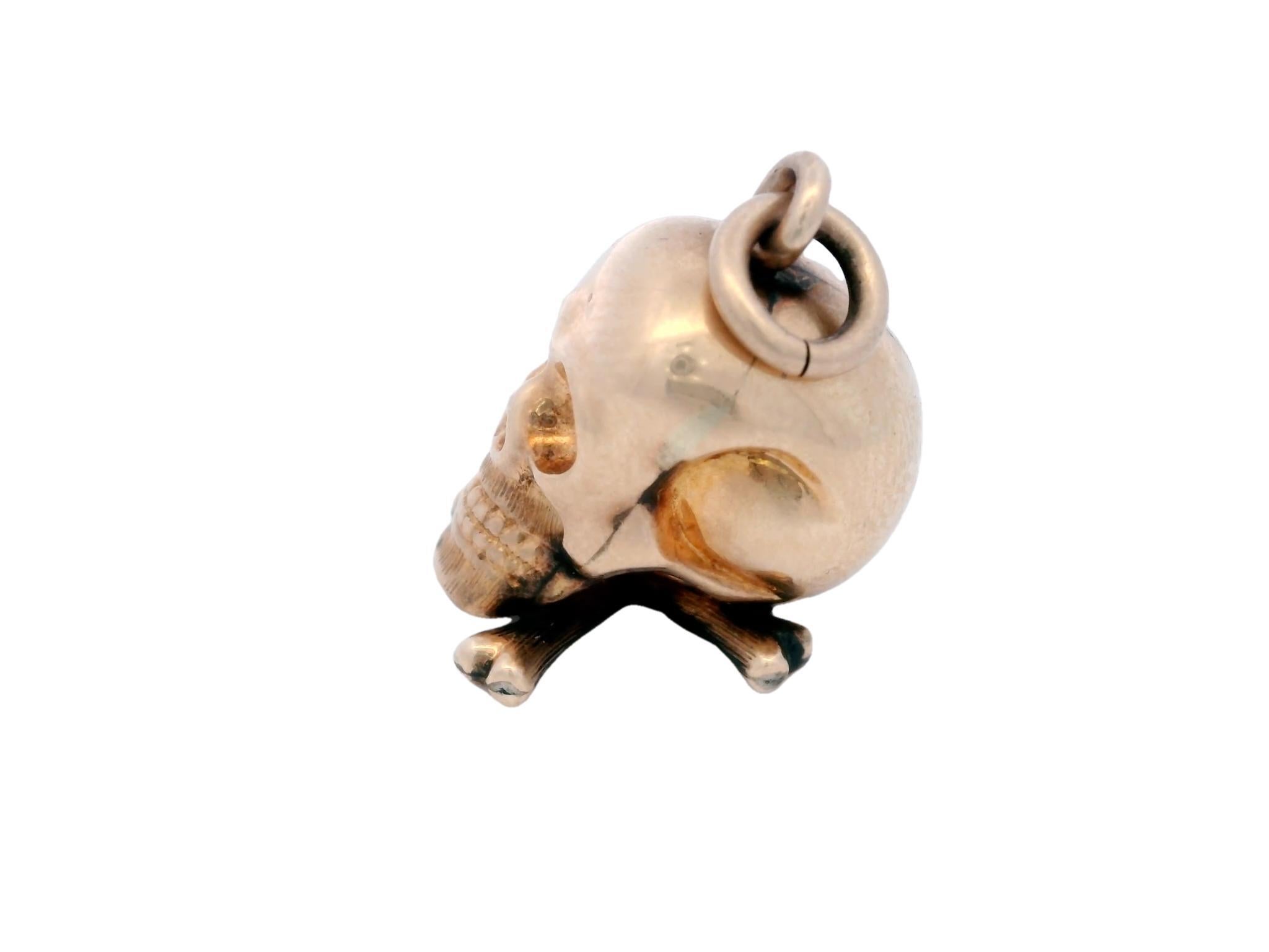 Ciondolo vittoriano con teschio e ossa in oro rosa 14 carati

Questo ciondolo vittoriano con teschio e ossa, risalente al 1870 circa, è un pezzo di storia audace e accattivante. Realizzato in caldo oro rosa 14k, il ciondolo presenta un dettagliato