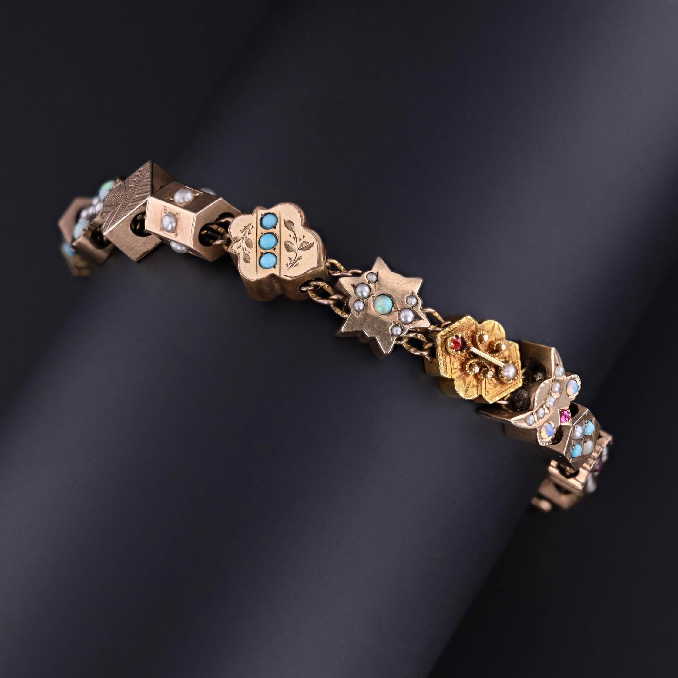 Dieses viktorianische Schiebearmband ist ein Schmuckstück voller Gefühle und Geschichte. Es besteht aus 15 einzelnen Charms, die ursprünglich dazu gedacht waren, als dekorative und symbolische Zeichen an einer Kette zu gleiten. Die Sammler dieser